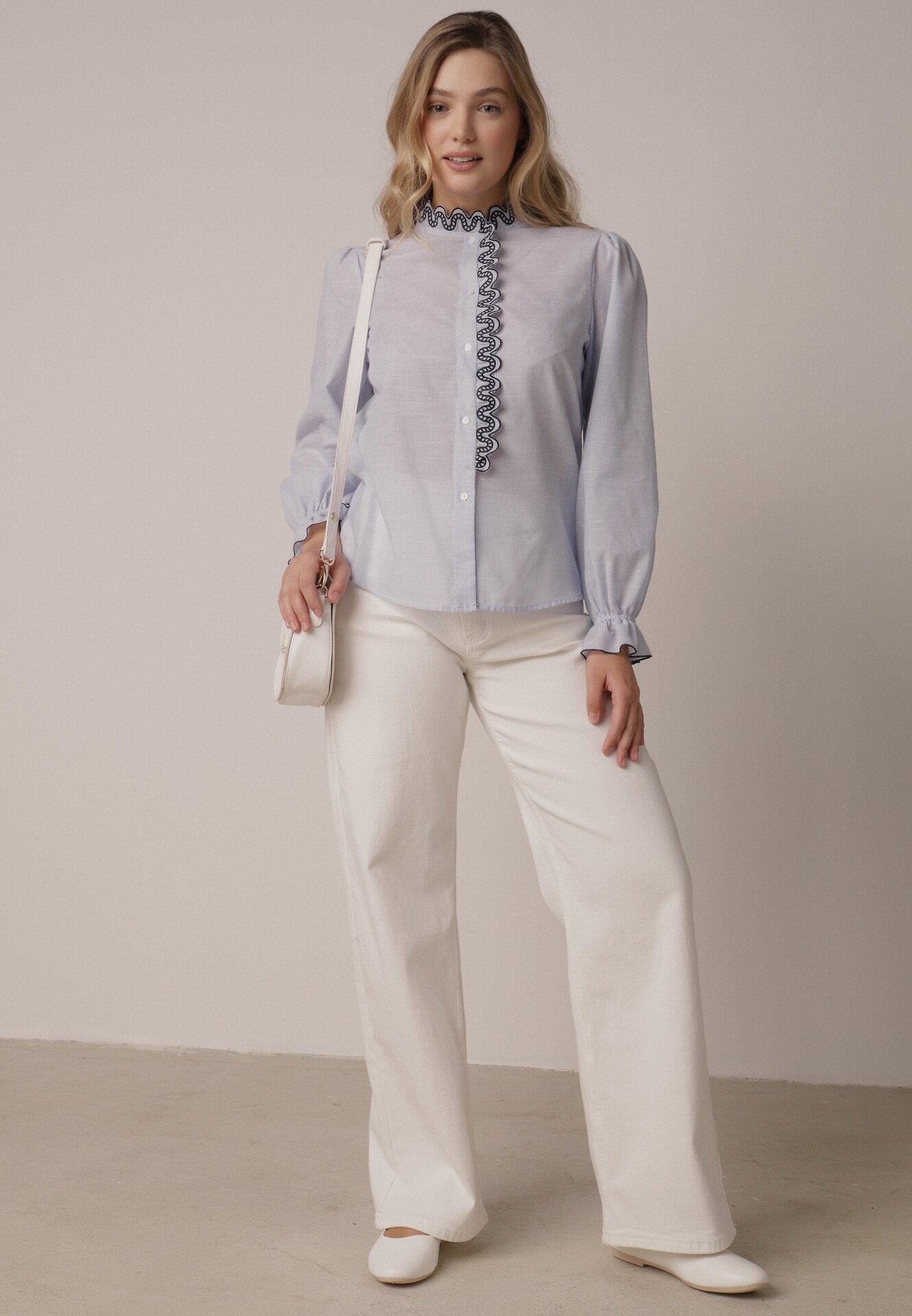 Niebieska Koszula z Bawełny Ozdobiona Haftowaną Falbanką Zenatia