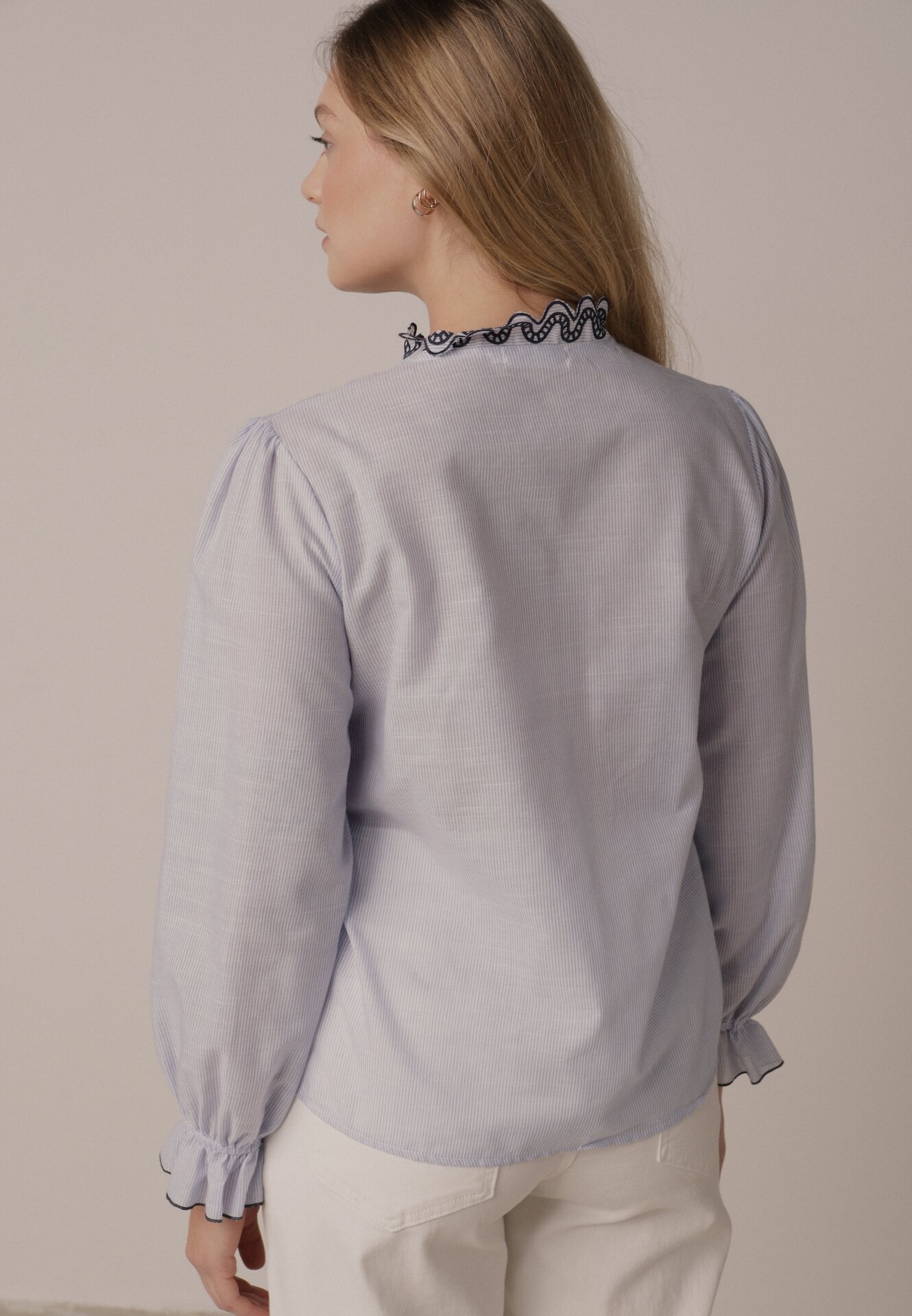 Niebieska Koszula z Bawełny Ozdobiona Haftowaną Falbanką Zenatia