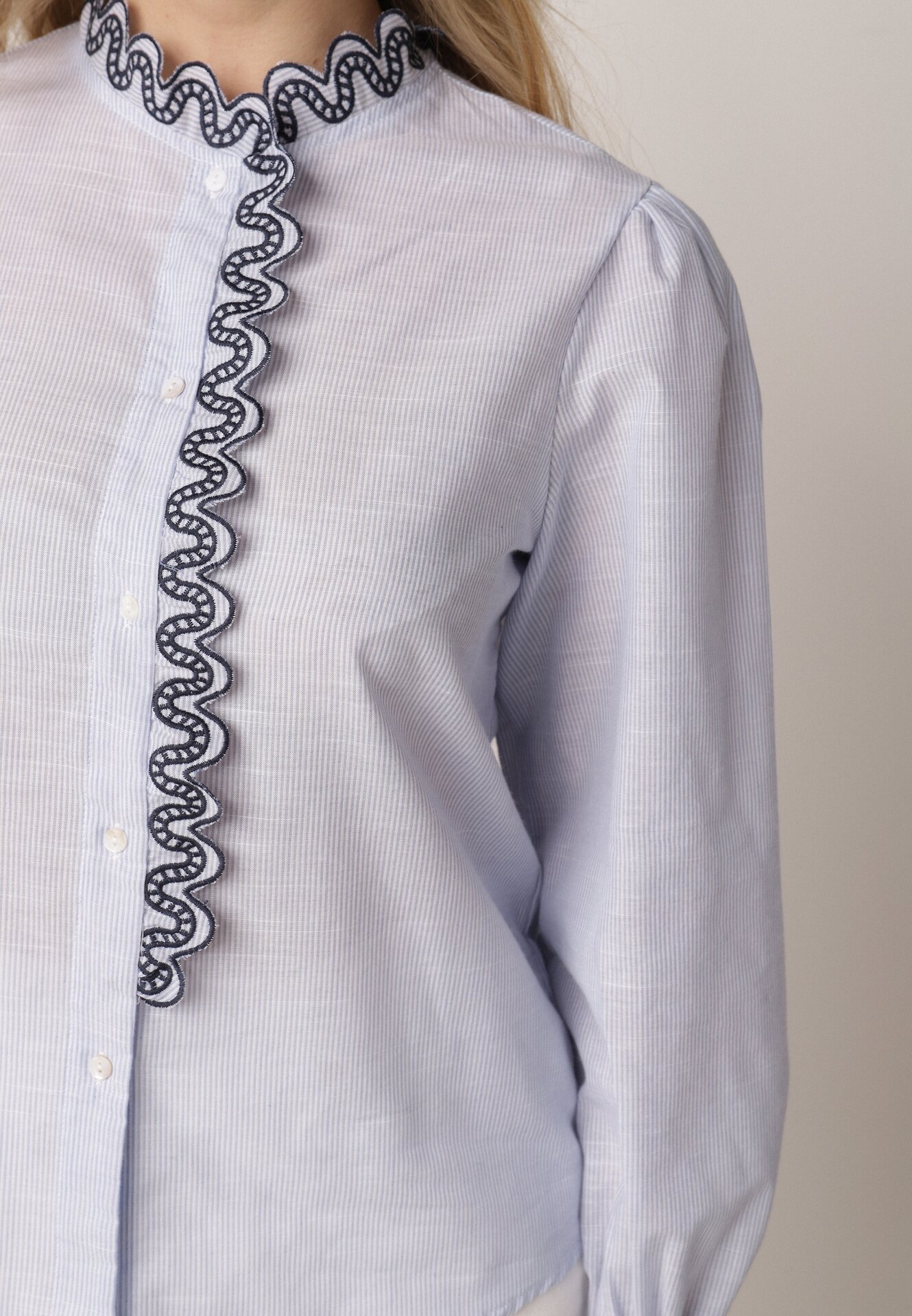 Niebieska Koszula z Bawełny Ozdobiona Haftowaną Falbanką Zenatia