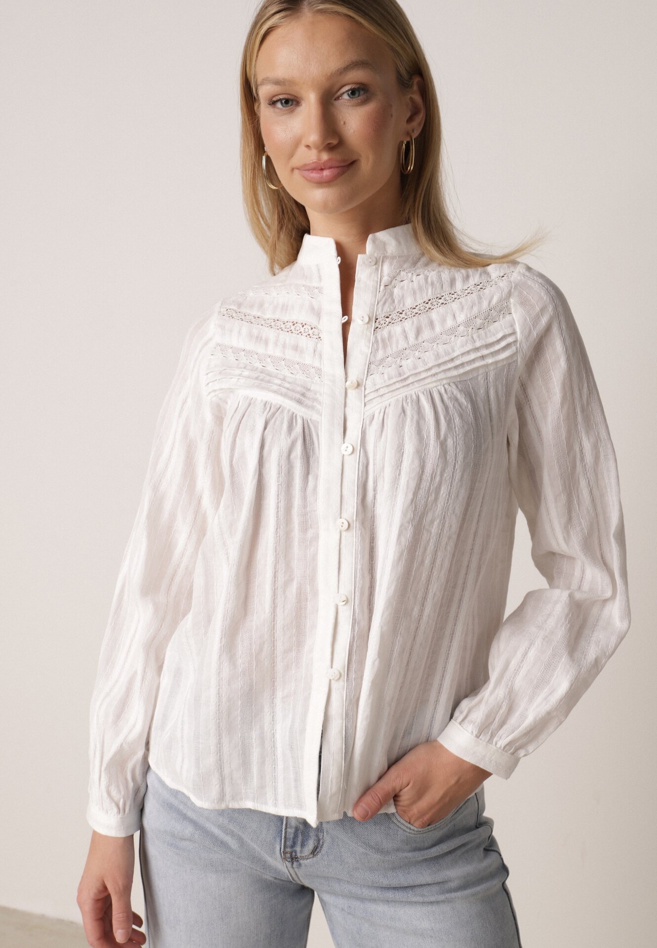 Biała Bawełniana Rustykalna Koszula ze Stójką i Koronkowymi Wstawkami Felielia