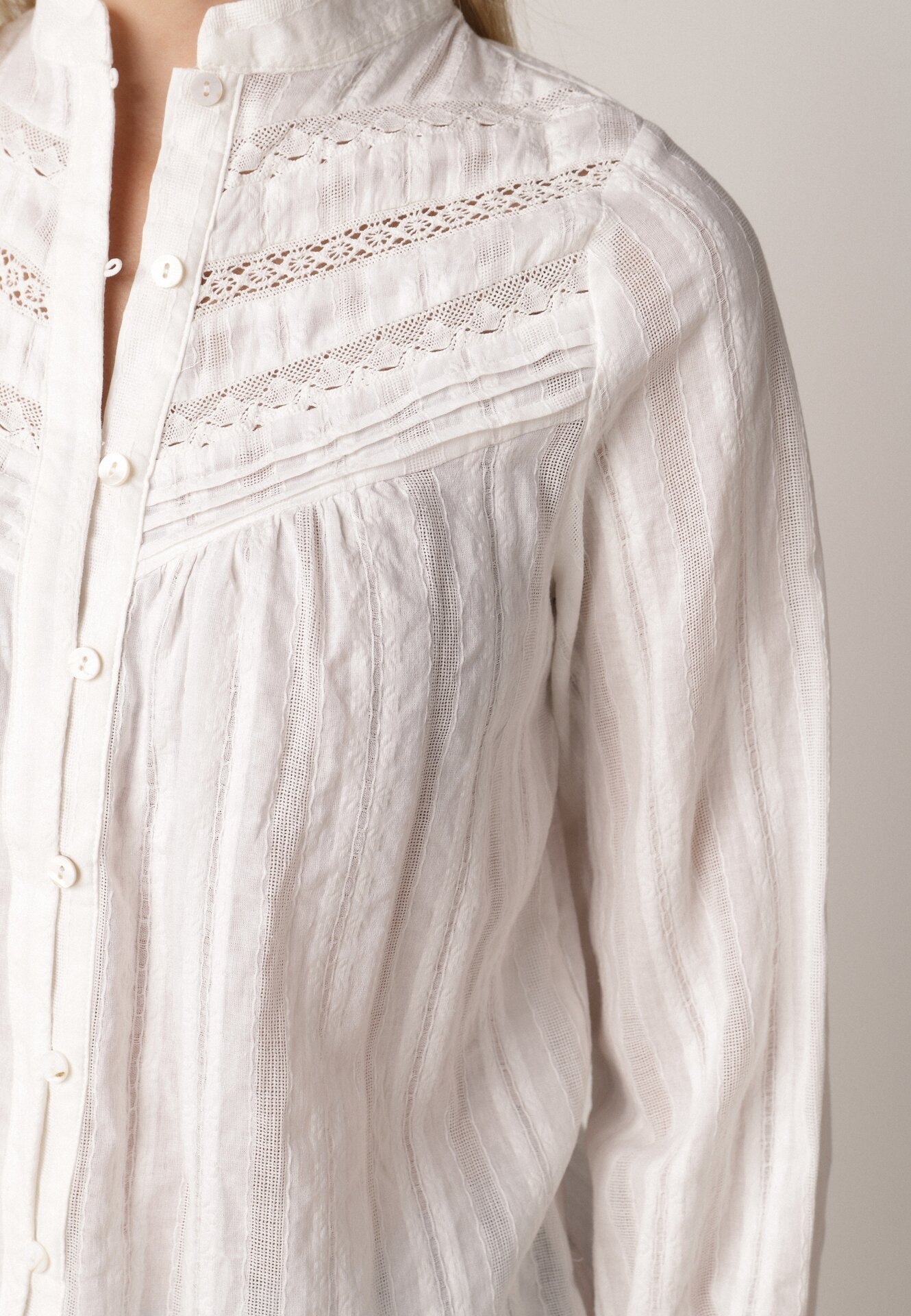 Biała Bawełniana Rustykalna Koszula ze Stójką i Koronkowymi Wstawkami Felielia