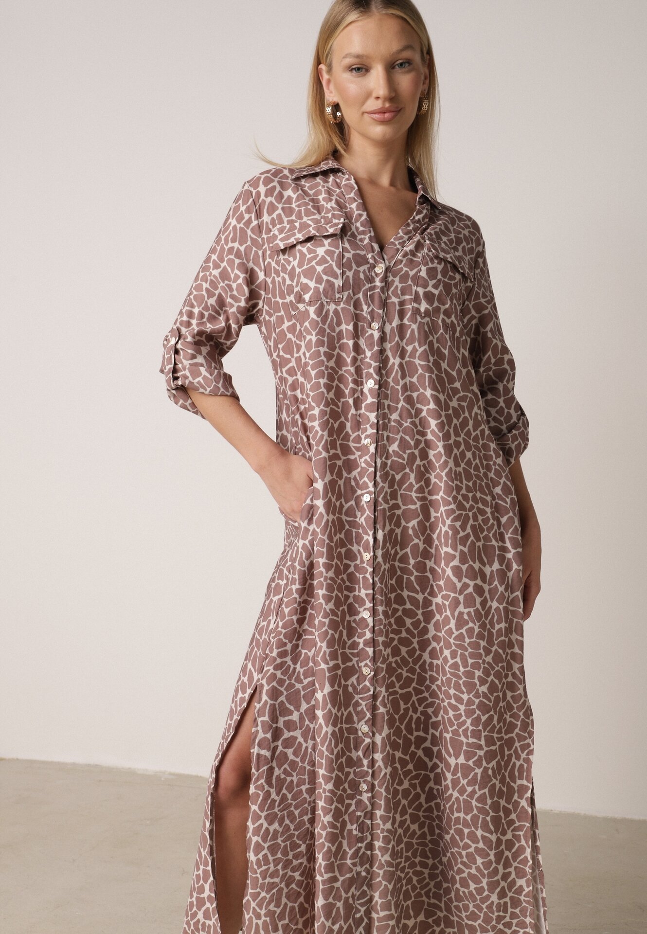Beżowa Sukienka Koszulowa z Wiskozą w Zwierzęcy Wzór Żyrafy Nevetalia
