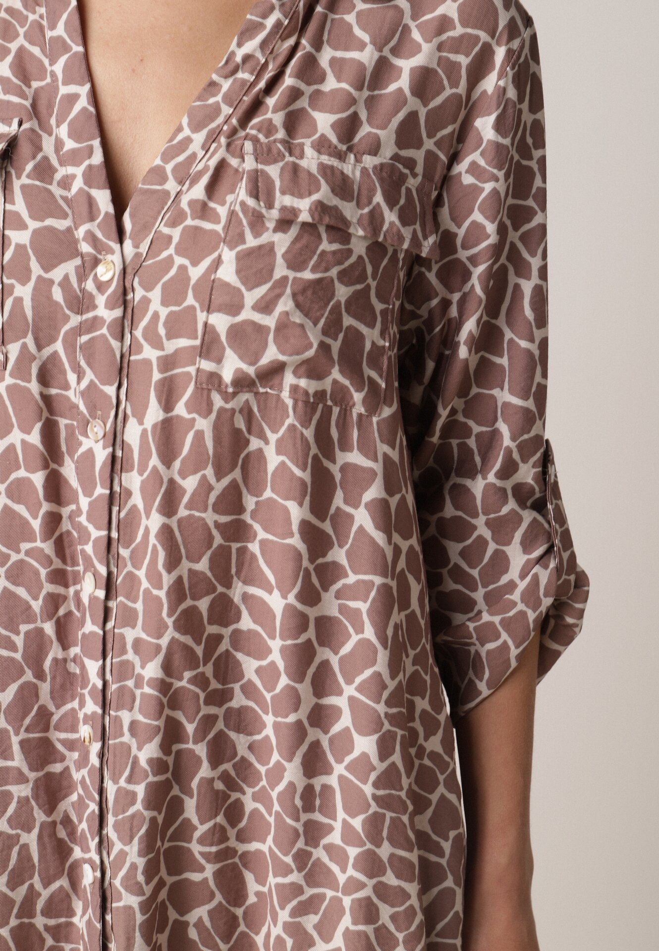 Beżowa Sukienka Koszulowa z Wiskozą w Zwierzęcy Wzór Żyrafy Nevetalia