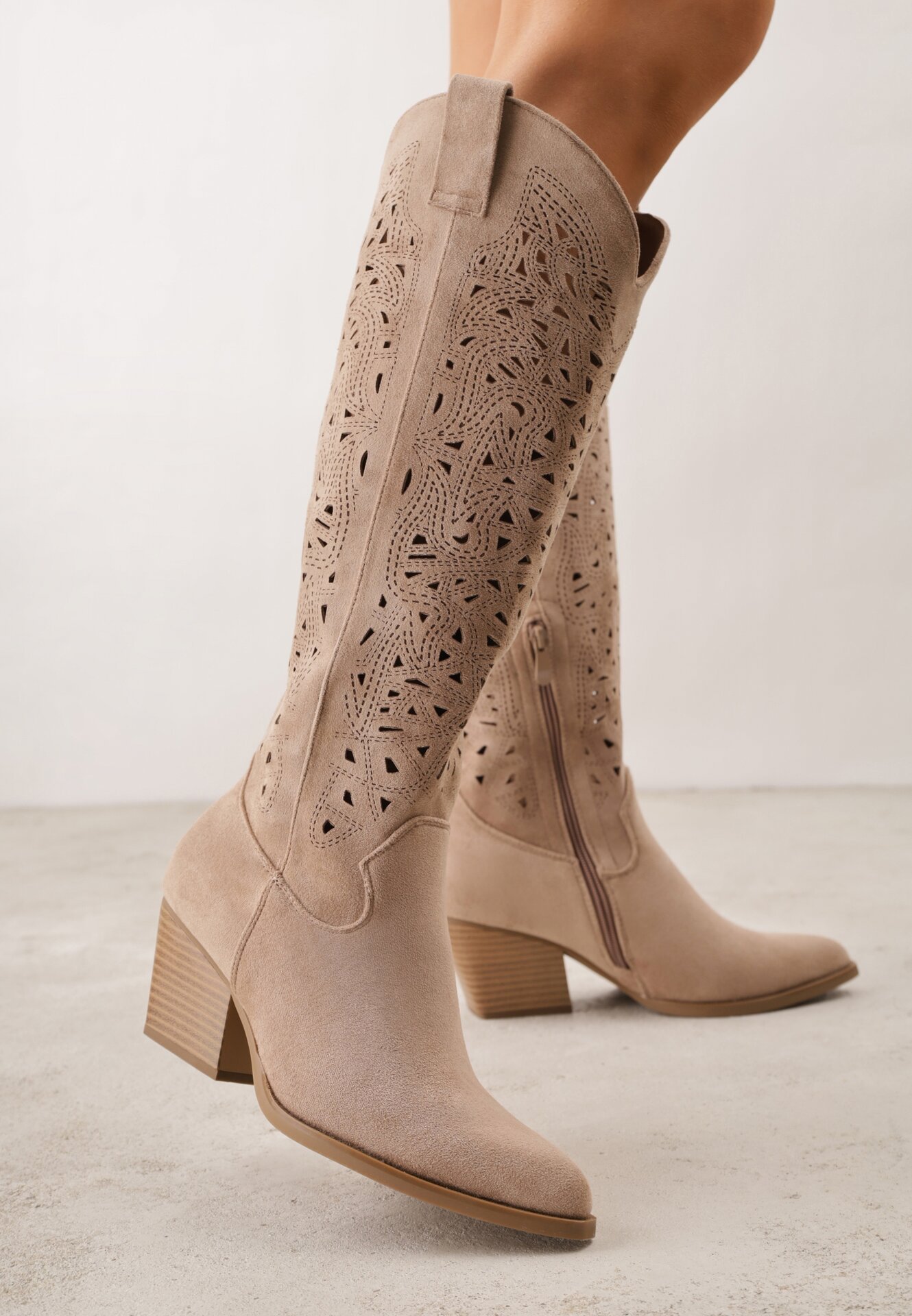 Ciemnobeżowe Kozaki Kowbojki na Stożku z Ażurową Cholewką Uria