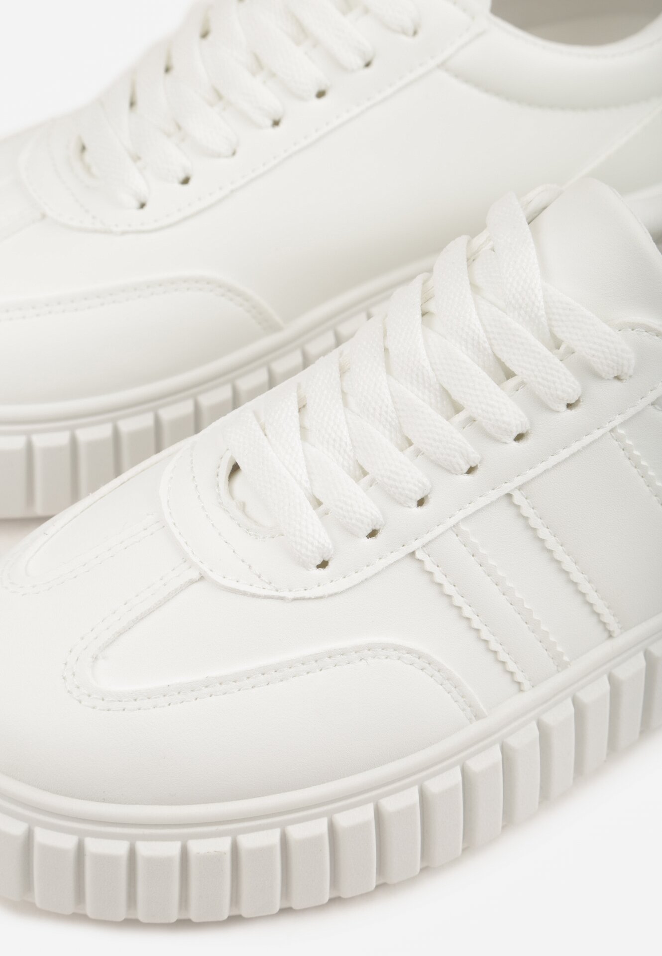 Białe Sneakersy na Grubej Podeszwie z Tłoczeniem i Ozdobnymi Paskami Ralis