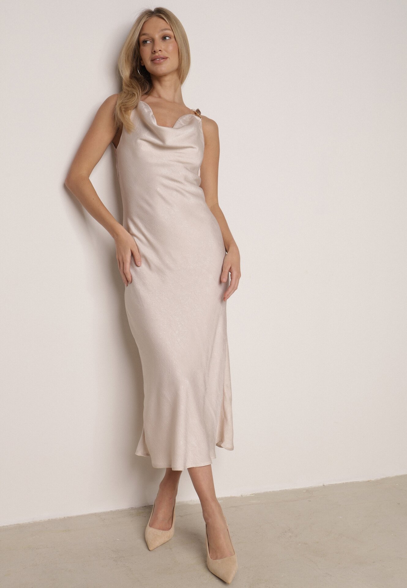 Beżowa Satynowa Sukienka na Ozdobnych Ramiączkach z Dekoltem Woda Avalentara