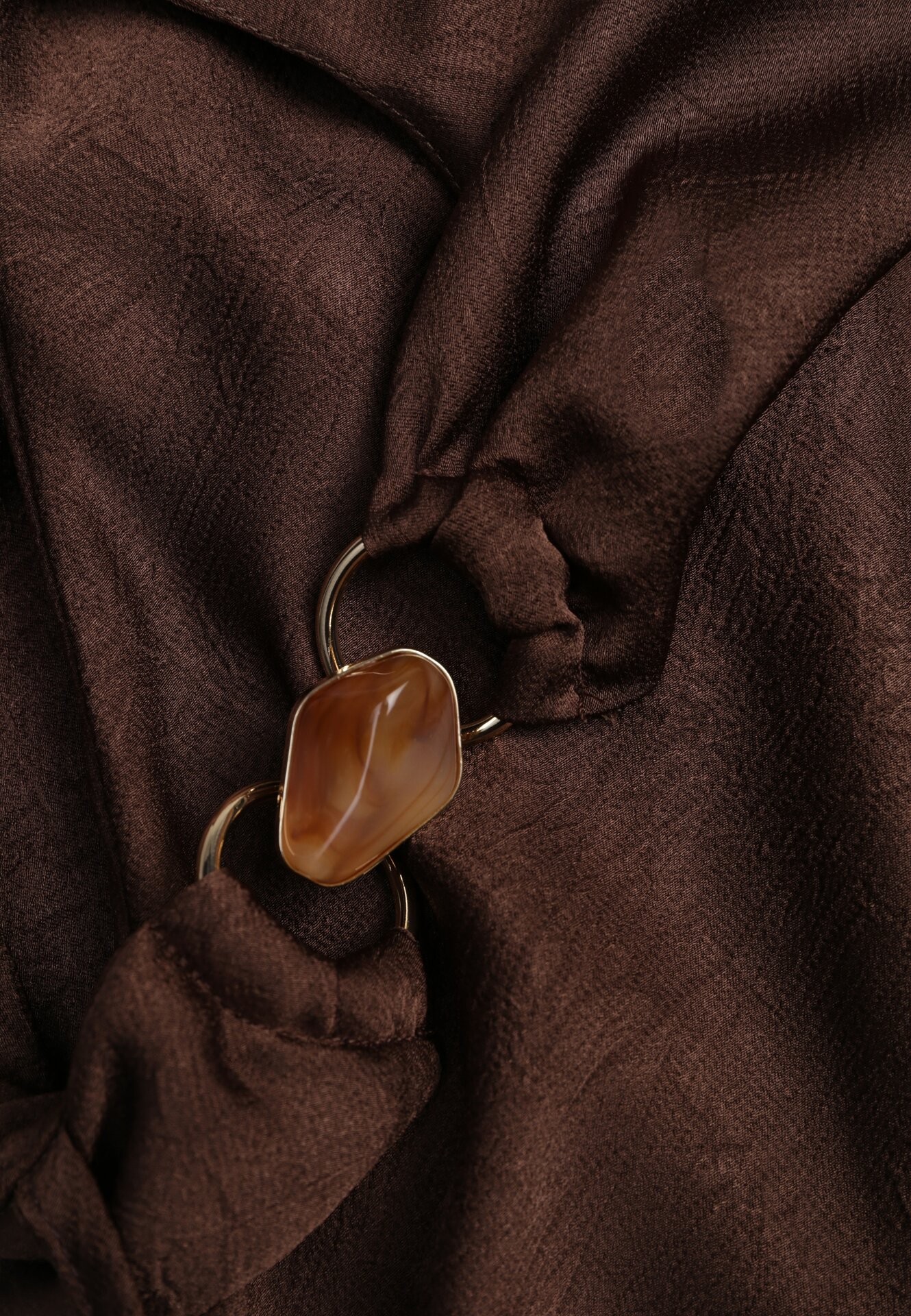 Brązowa Satynowa Sukienka na Ozdobnych Ramiączkach z Dekoltem Woda Avalentara