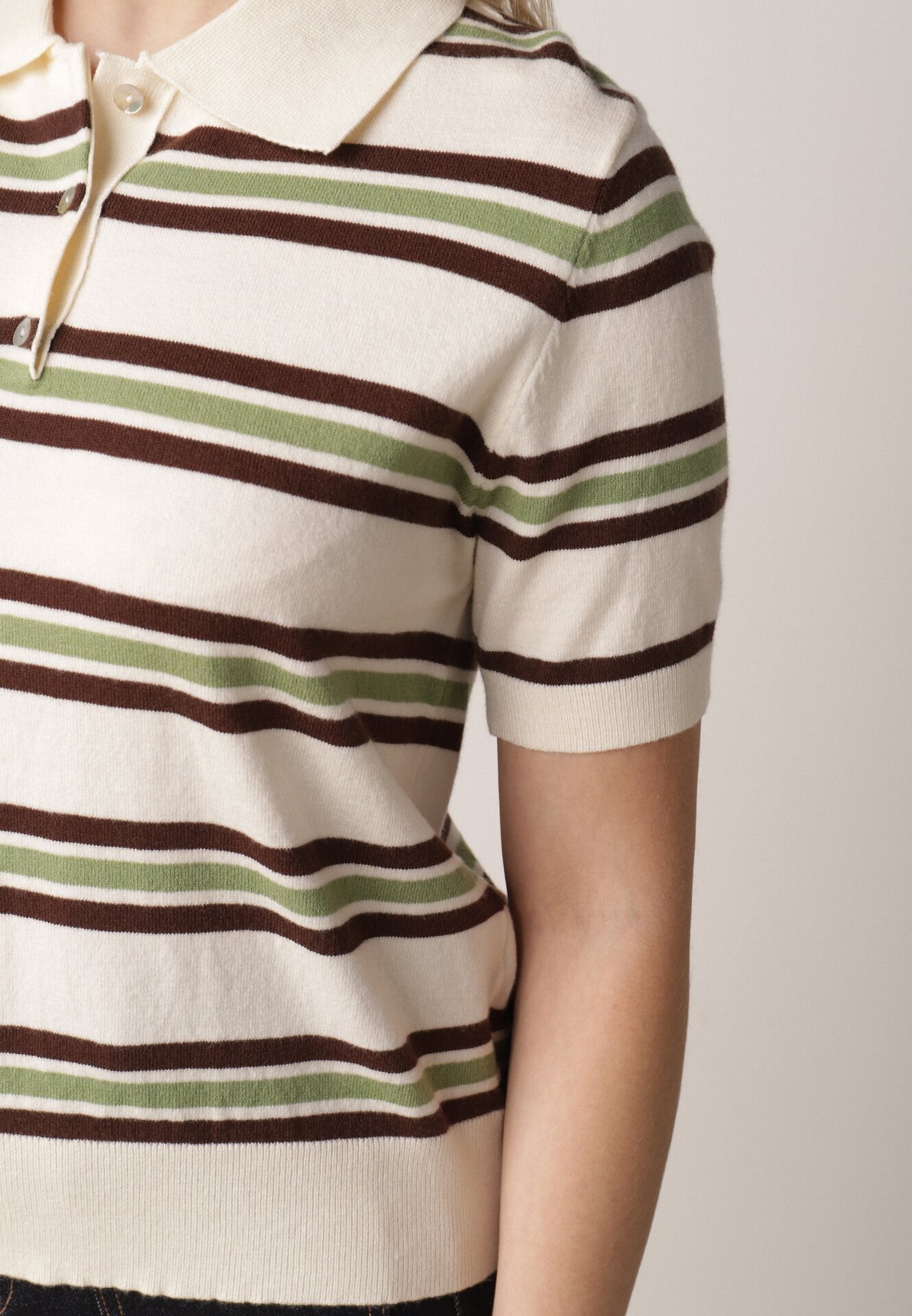 Zielono-Kremowy T-shirt Typu Polo z Wiskozą Ozdobiony Guzikami i Paskami Esefia