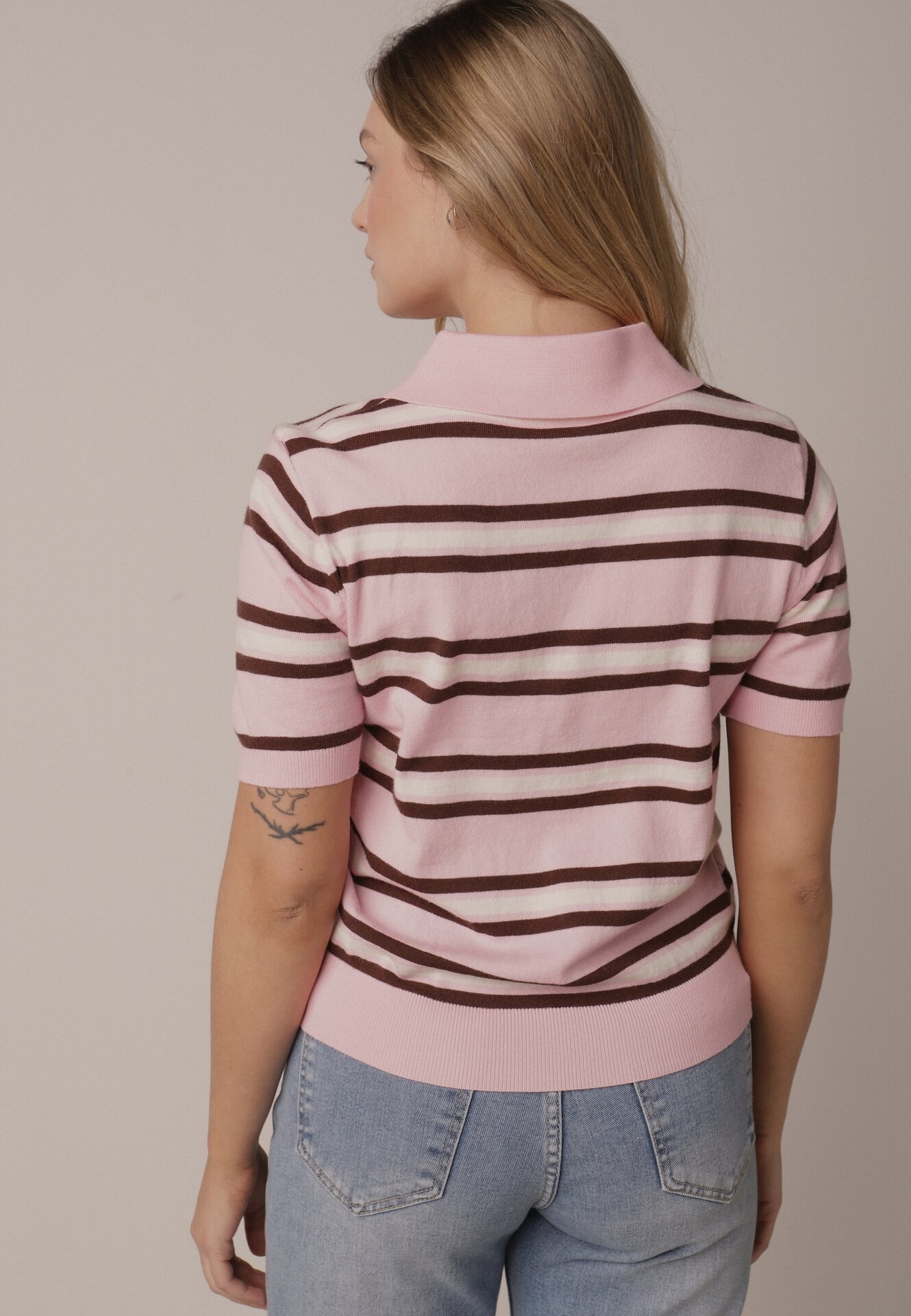 Różowy T-shirt Typu Polo z Wiskozą Ozdobiony Guzikami i Paskami Esefia