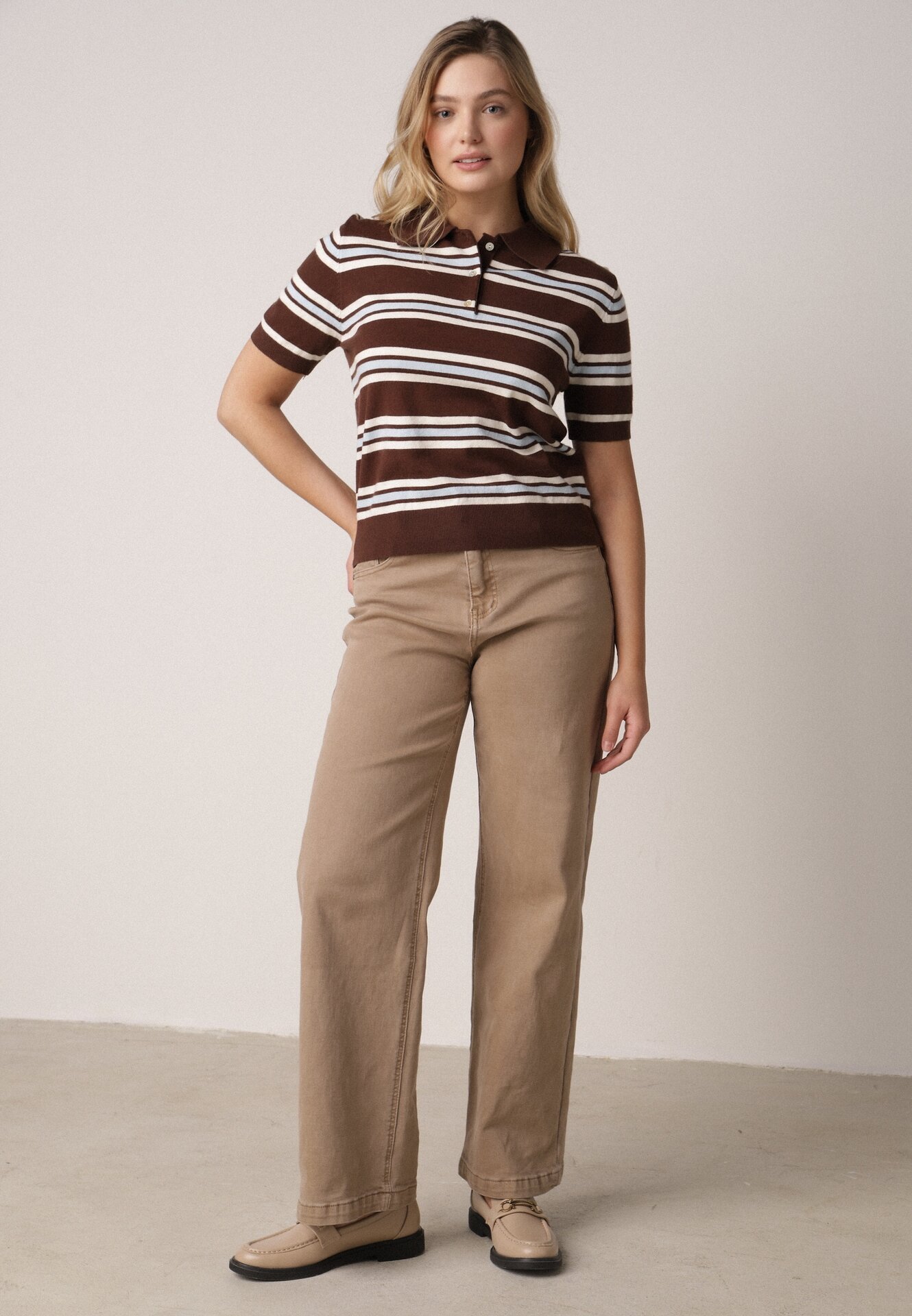 Brązowy T-shirt Typu Polo z Wiskozą Ozdobiony Guzikami i Paskami Esefia