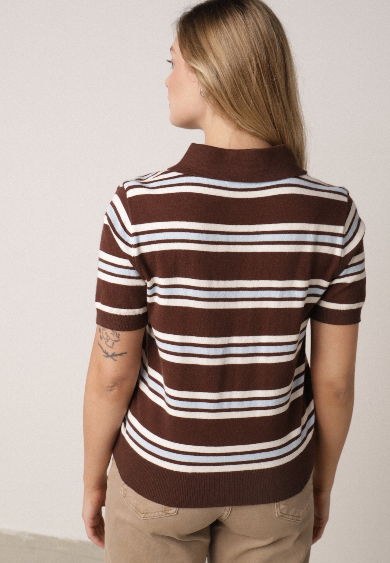 Brązowy T-shirt Typu Polo z Wiskozą Ozdobiony Guzikami i Paskami Esefia