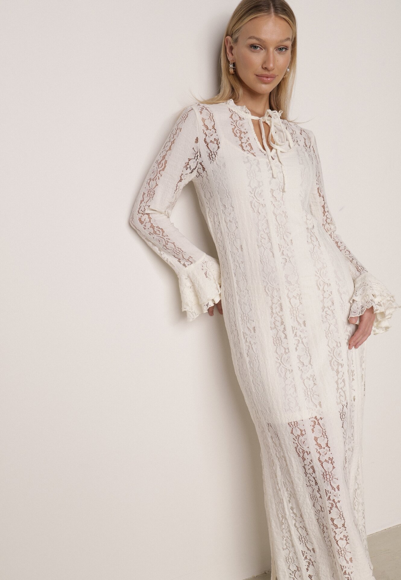 Beżowa Koronkowa Sukienka o Taliowanym Kroju z Wiązaniem przy Dekolcie Nevellirae