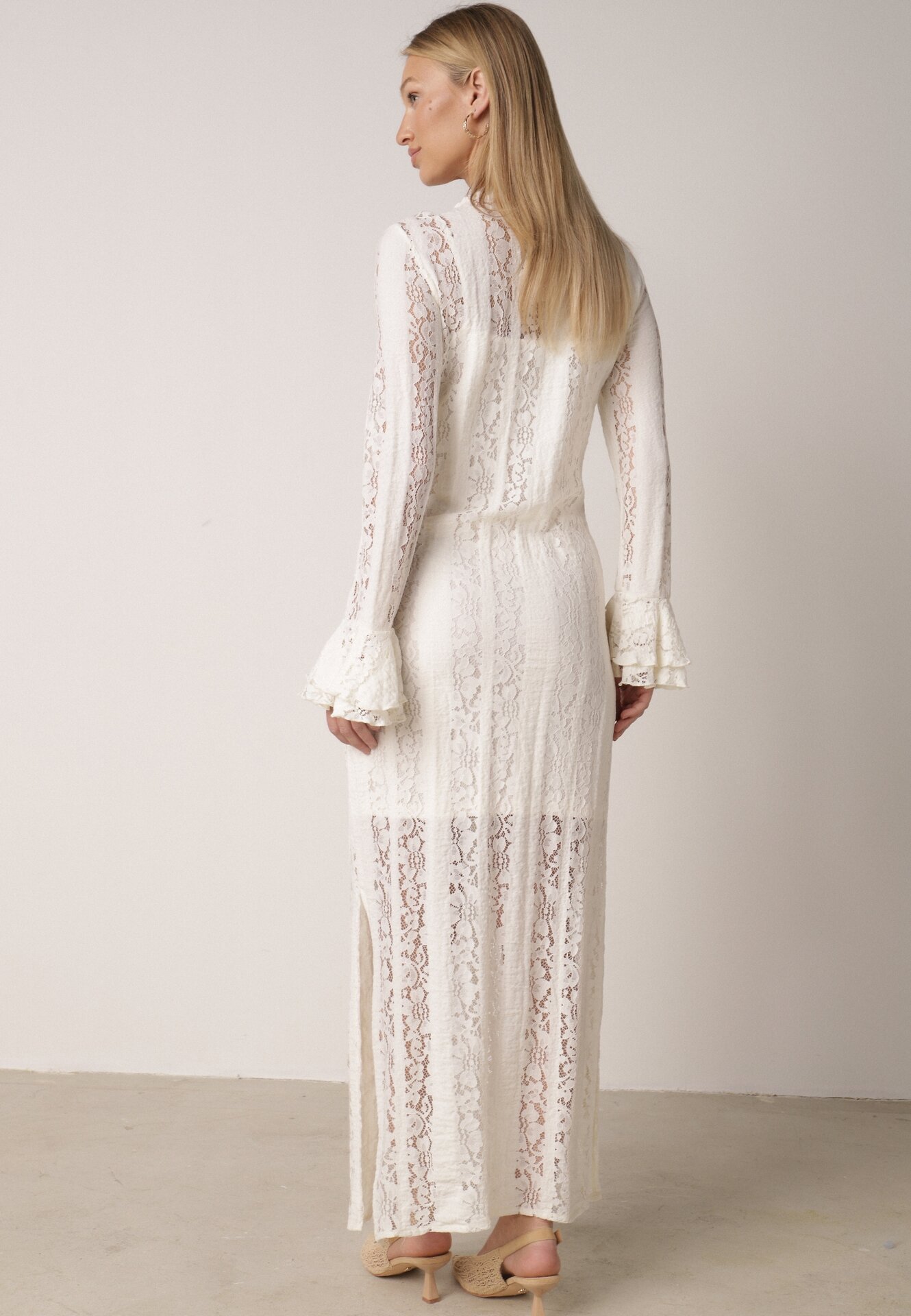 Beżowa Koronkowa Sukienka o Taliowanym Kroju z Wiązaniem przy Dekolcie Nevellirae