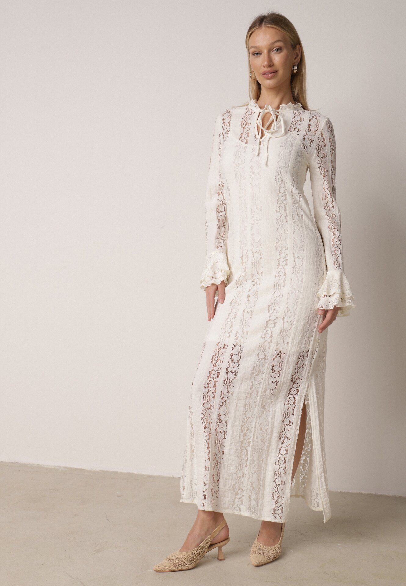 Beżowa Koronkowa Sukienka o Taliowanym Kroju z Wiązaniem przy Dekolcie Nevellirae