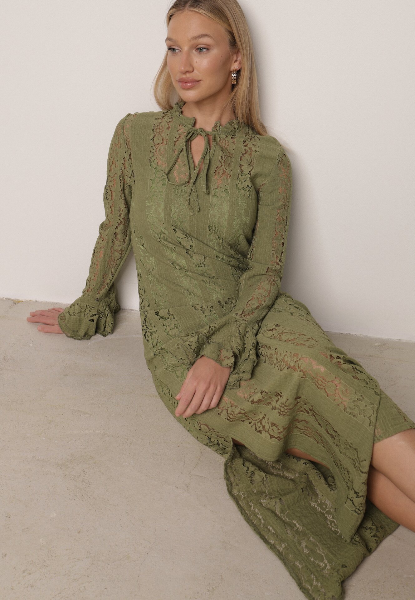 Zielona Koronkowa Sukienka o Taliowanym Kroju z Wiązaniem przy Dekolcie Nevellirae