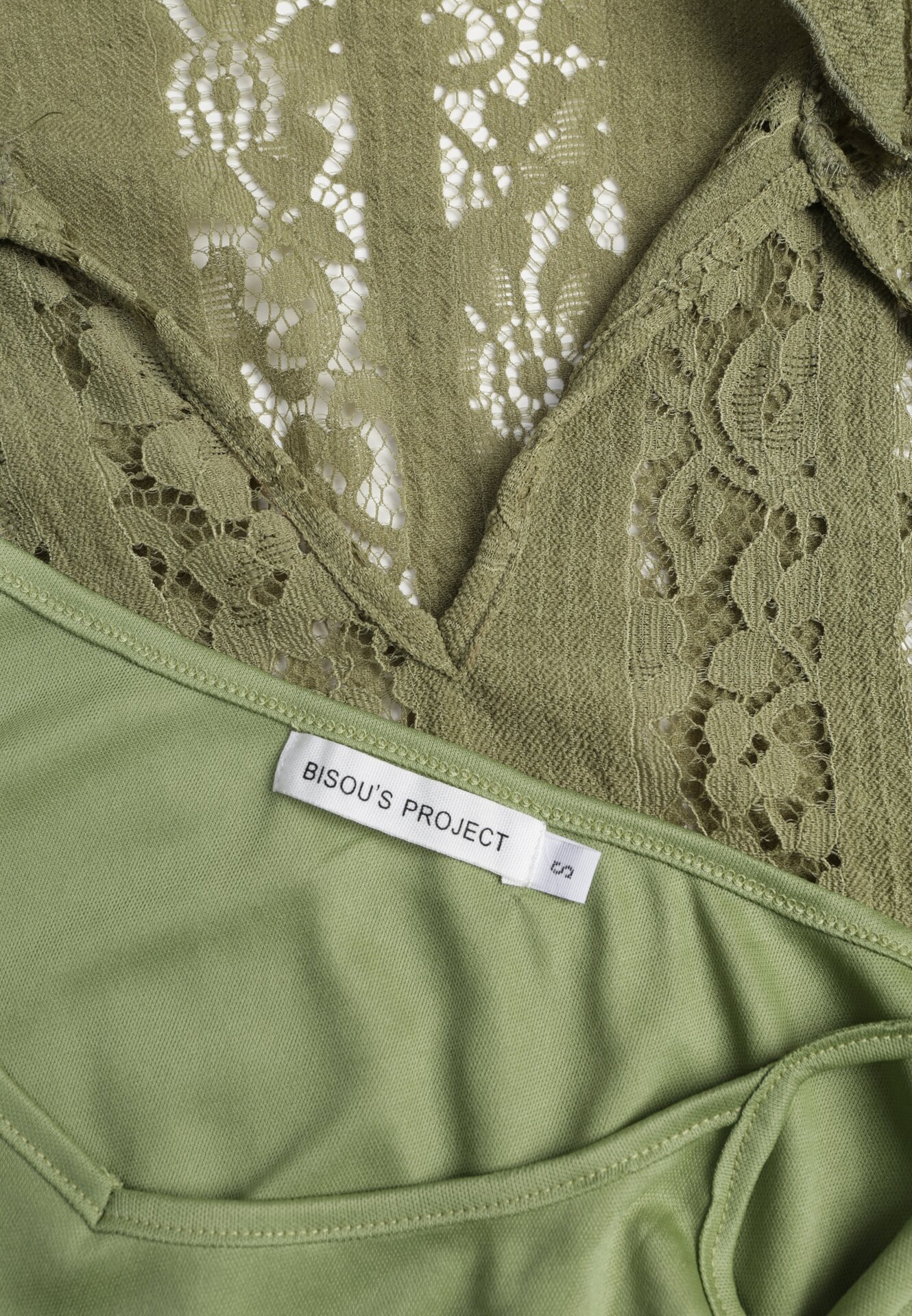 Zielona Koronkowa Sukienka o Taliowanym Kroju z Wiązaniem przy Dekolcie Nevellirae