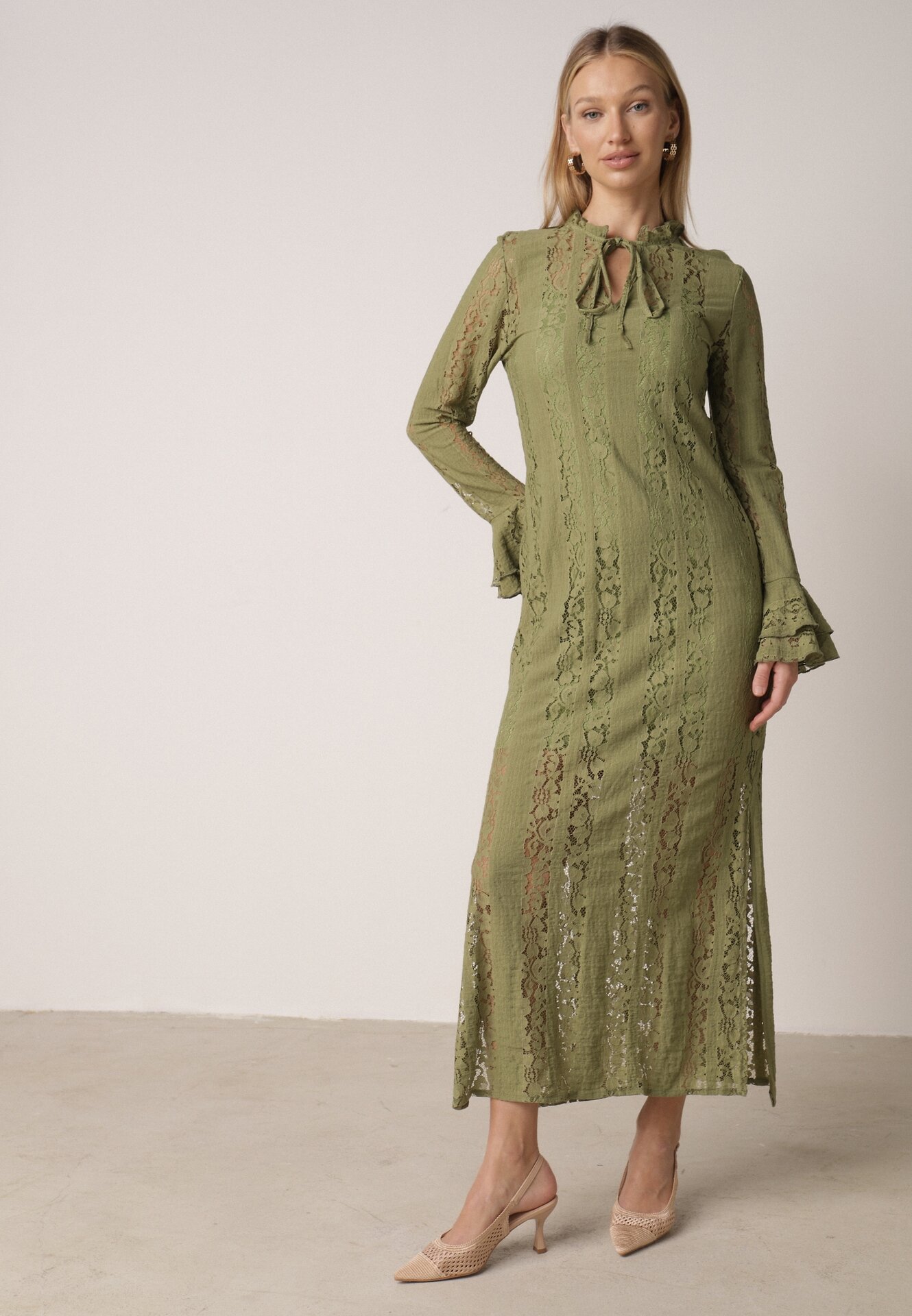 Zielona Koronkowa Sukienka o Taliowanym Kroju z Wiązaniem przy Dekolcie Nevellirae