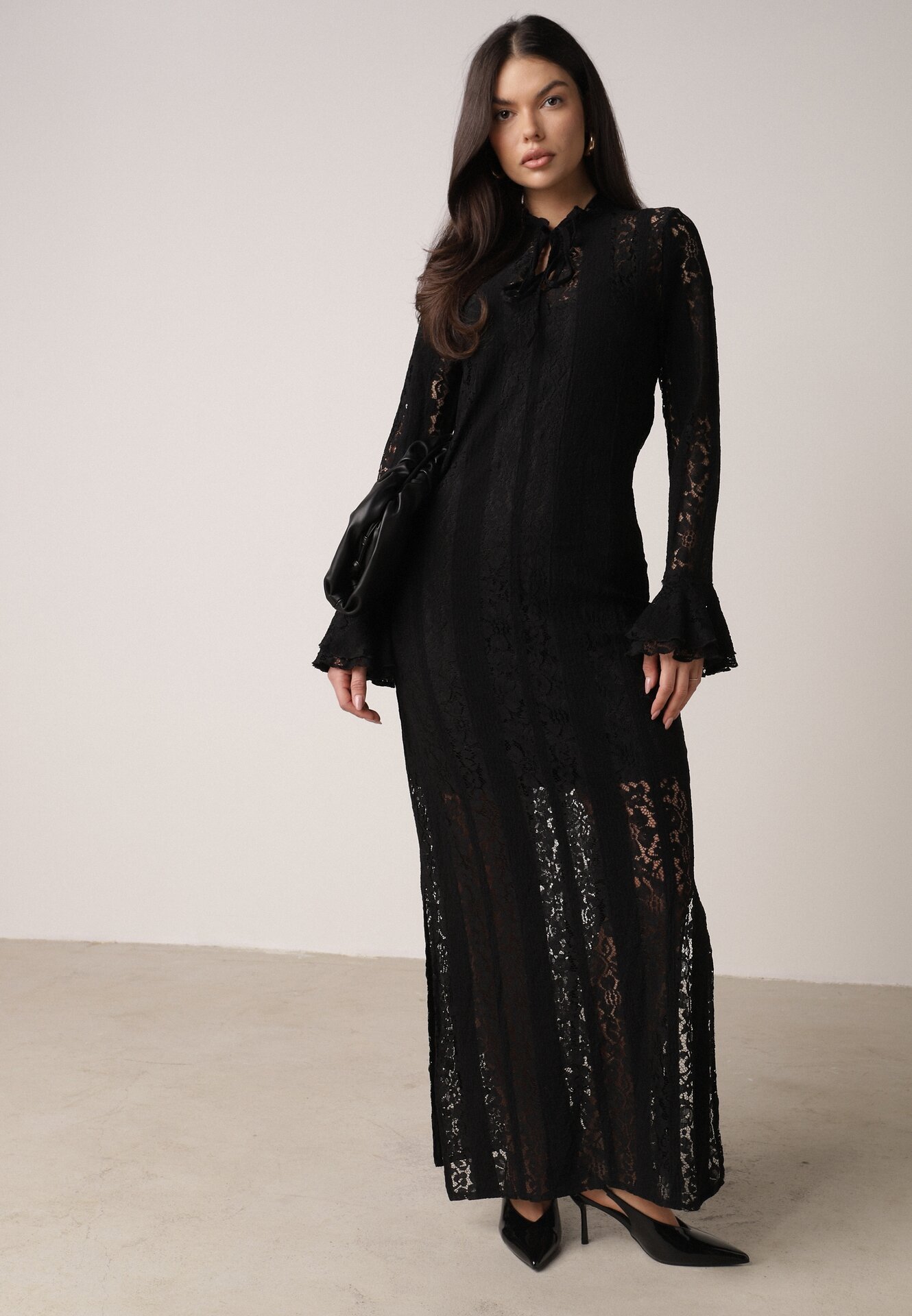 Czarna Koronkowa Sukienka o Taliowanym Kroju z Wiązaniem przy Dekolcie Nevellirae