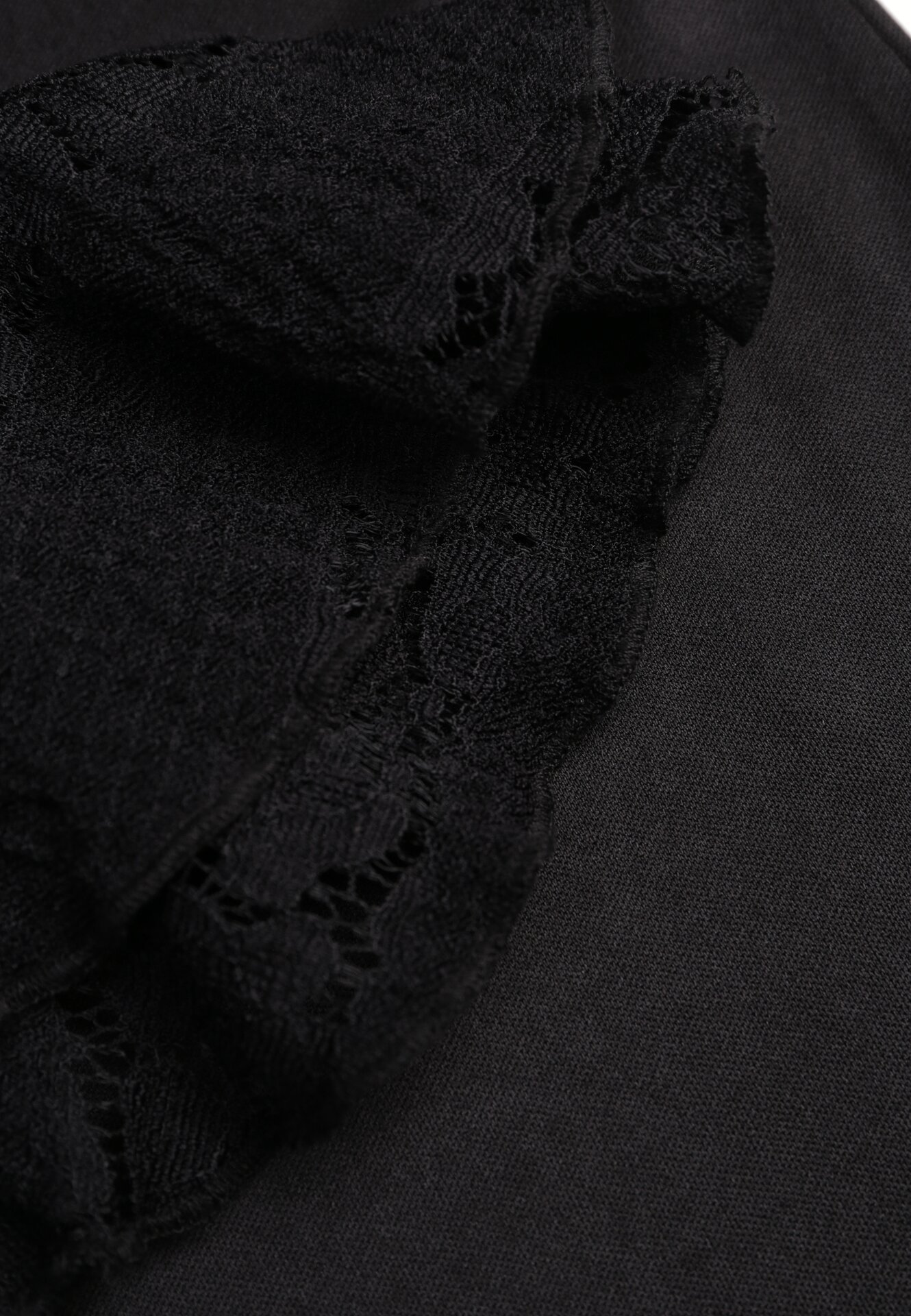 Czarna Koronkowa Sukienka o Taliowanym Kroju z Wiązaniem przy Dekolcie Nevellirae