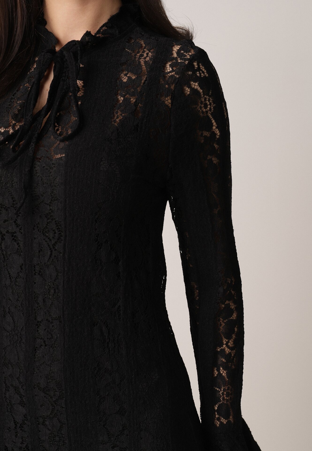 Czarna Koronkowa Sukienka o Taliowanym Kroju z Wiązaniem przy Dekolcie Nevellirae