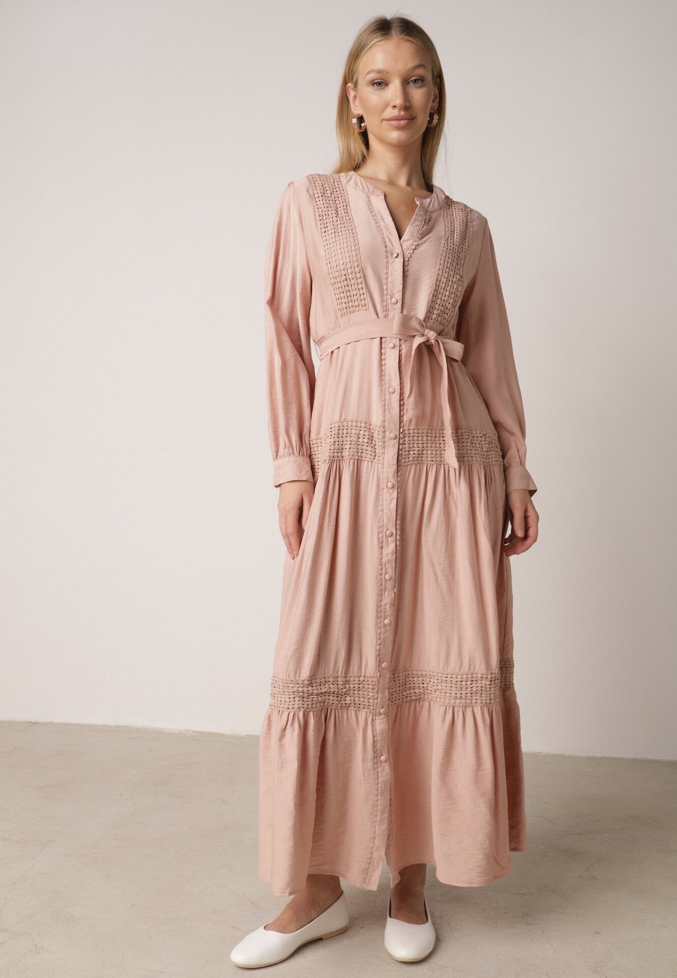 Jasnoróżowa Rozkloszowana Sukienka z Wiskozy z Wiązanym Paskiem i Koronką Reivoria