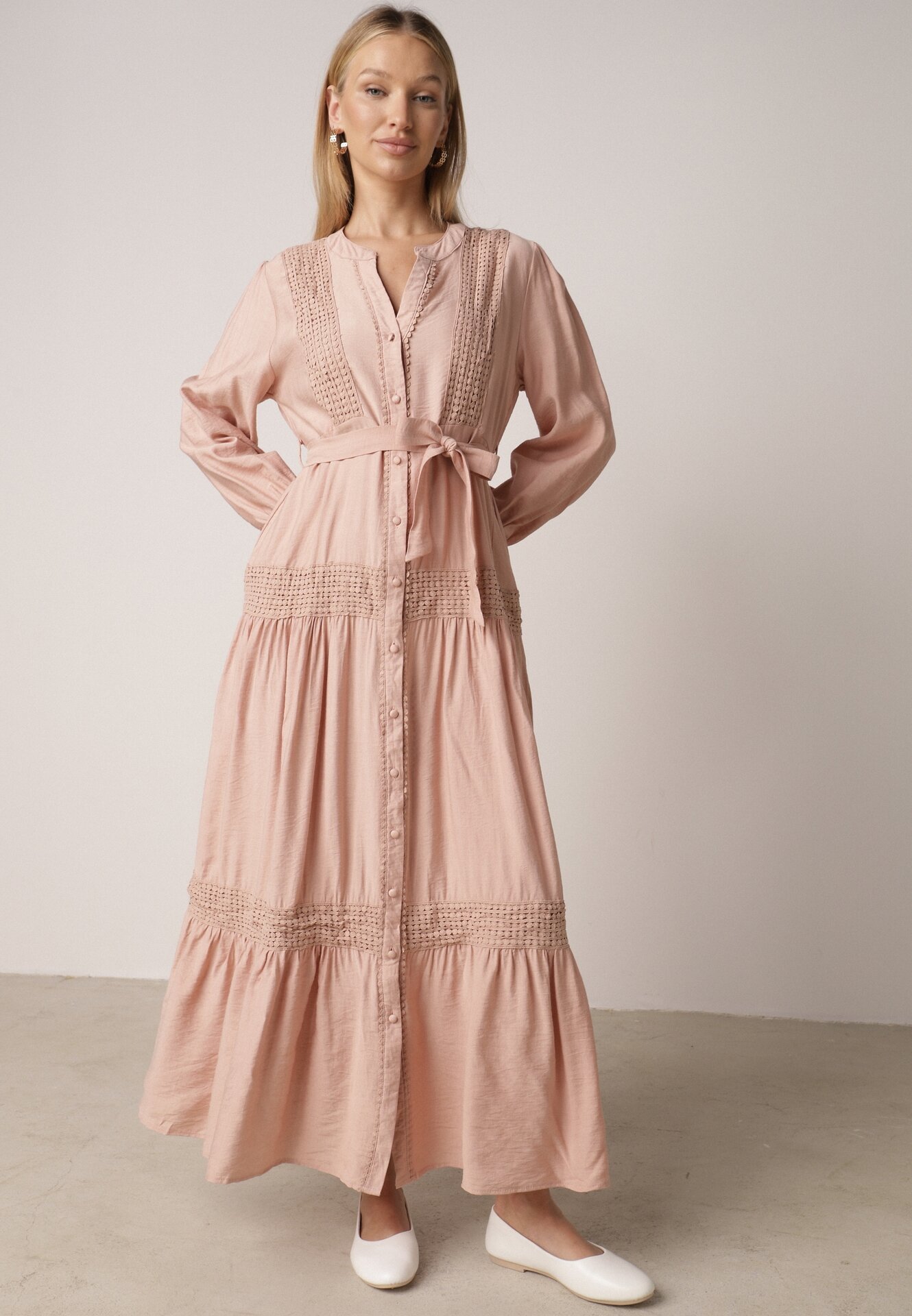 Jasnoróżowa Rozkloszowana Sukienka z Wiskozy z Wiązanym Paskiem i Koronką Reivoria