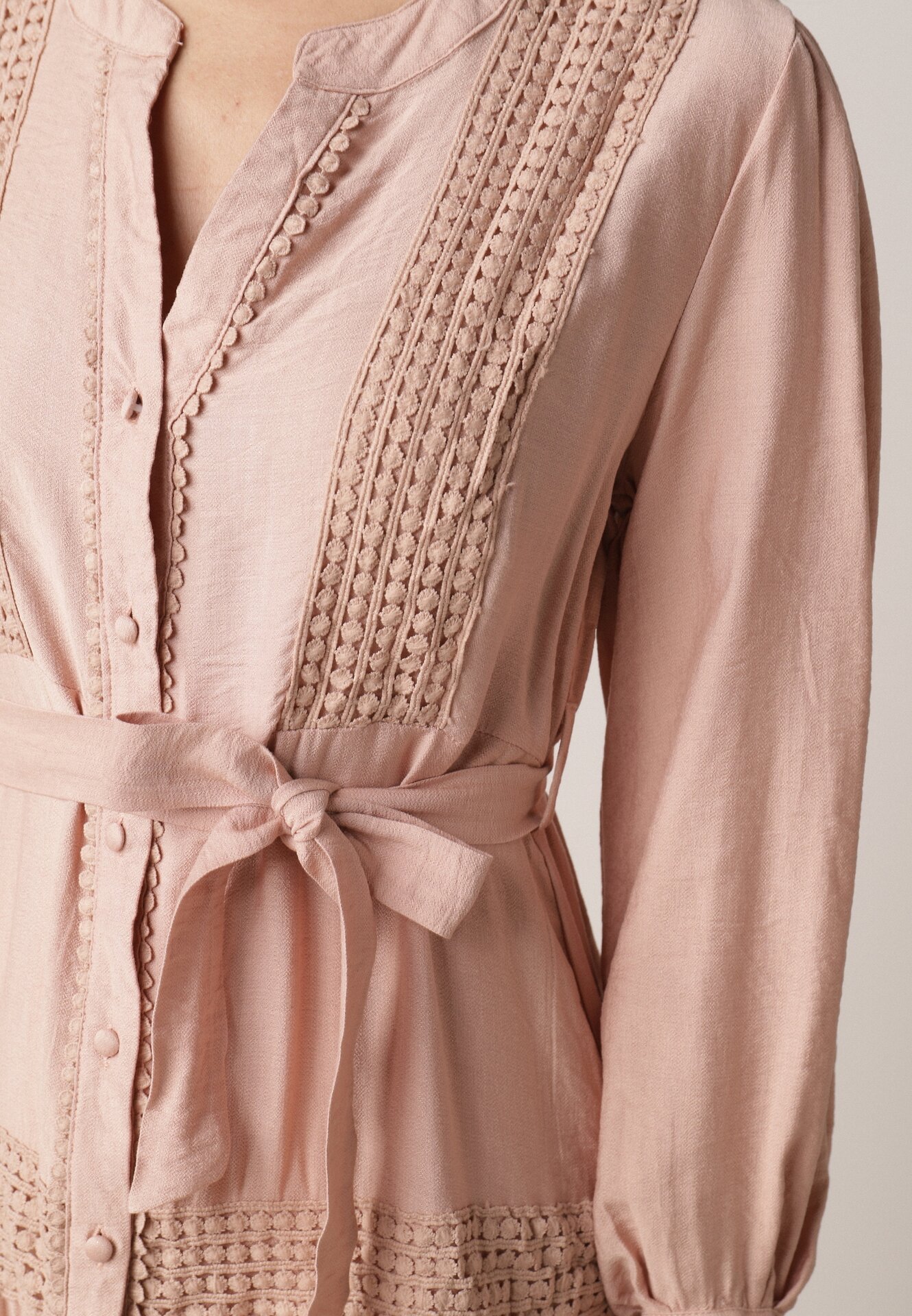 Jasnoróżowa Rozkloszowana Sukienka z Wiskozy z Wiązanym Paskiem i Koronką Reivoria