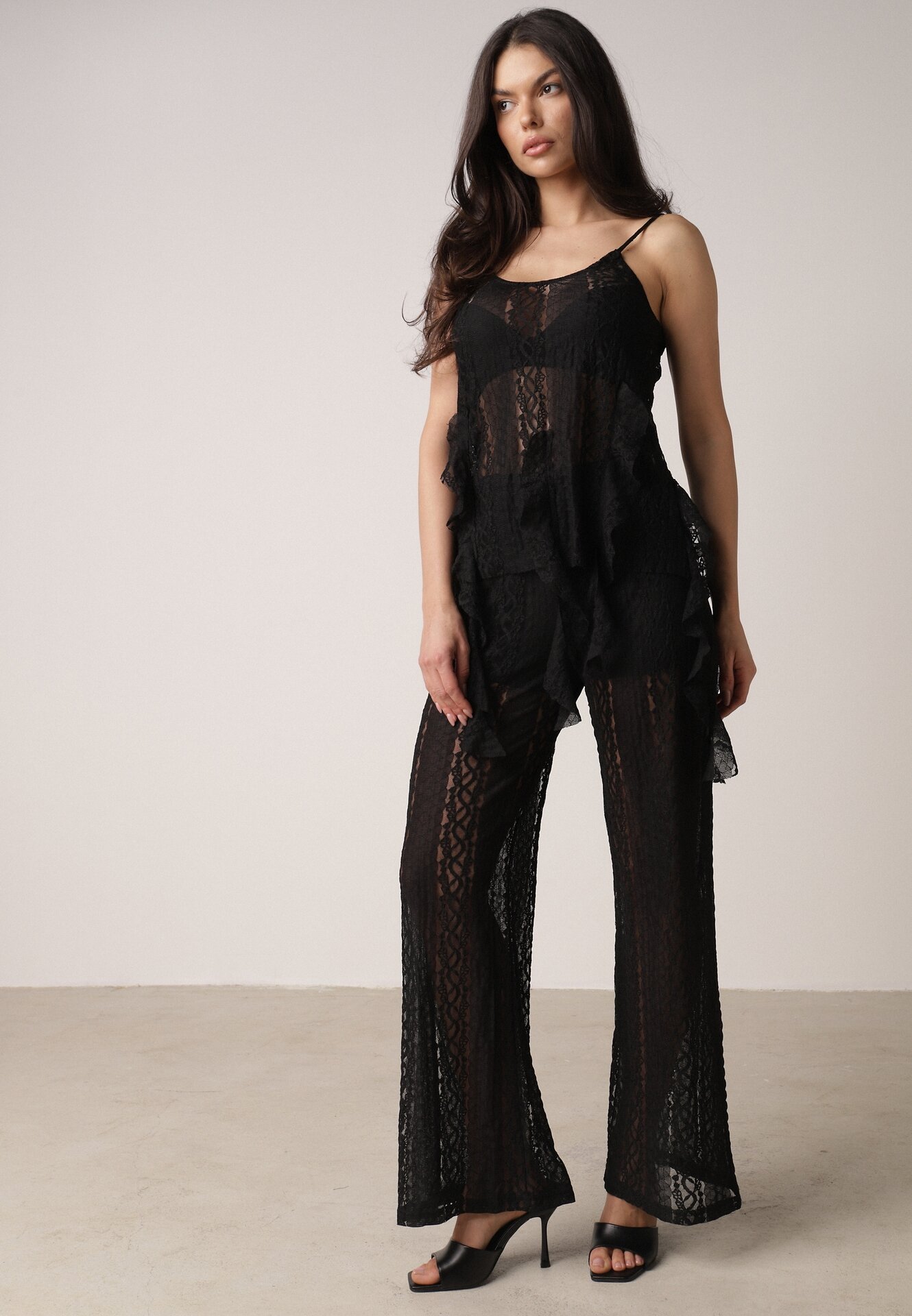 Czarny Rustykalny Komplet z Koronką i Falbankami Top i Szerokie Spodnie Pretissa