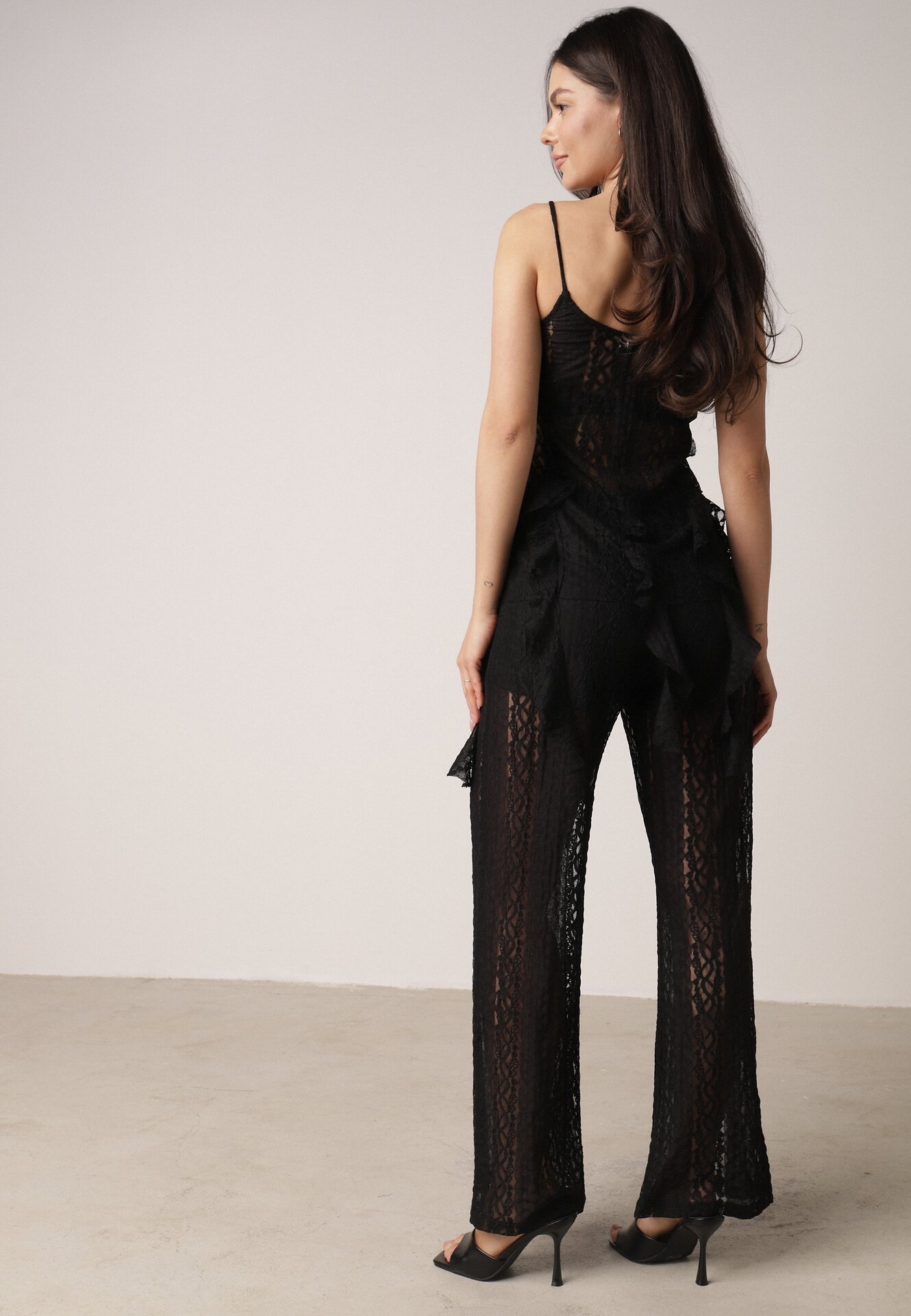 Czarny Rustykalny Komplet z Koronką i Falbankami Top i Szerokie Spodnie Pretissa