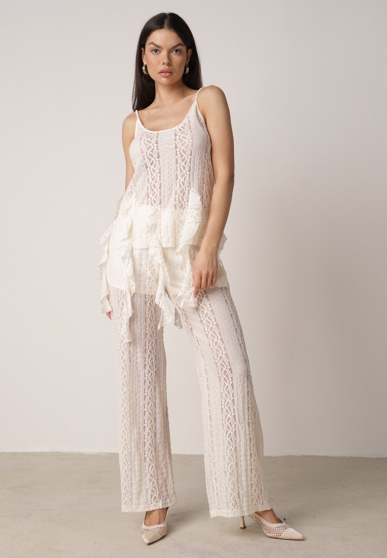 Beżowy Rustykalny Komplet z Koronką i Falbankami Top i Szerokie Spodnie Pretissa