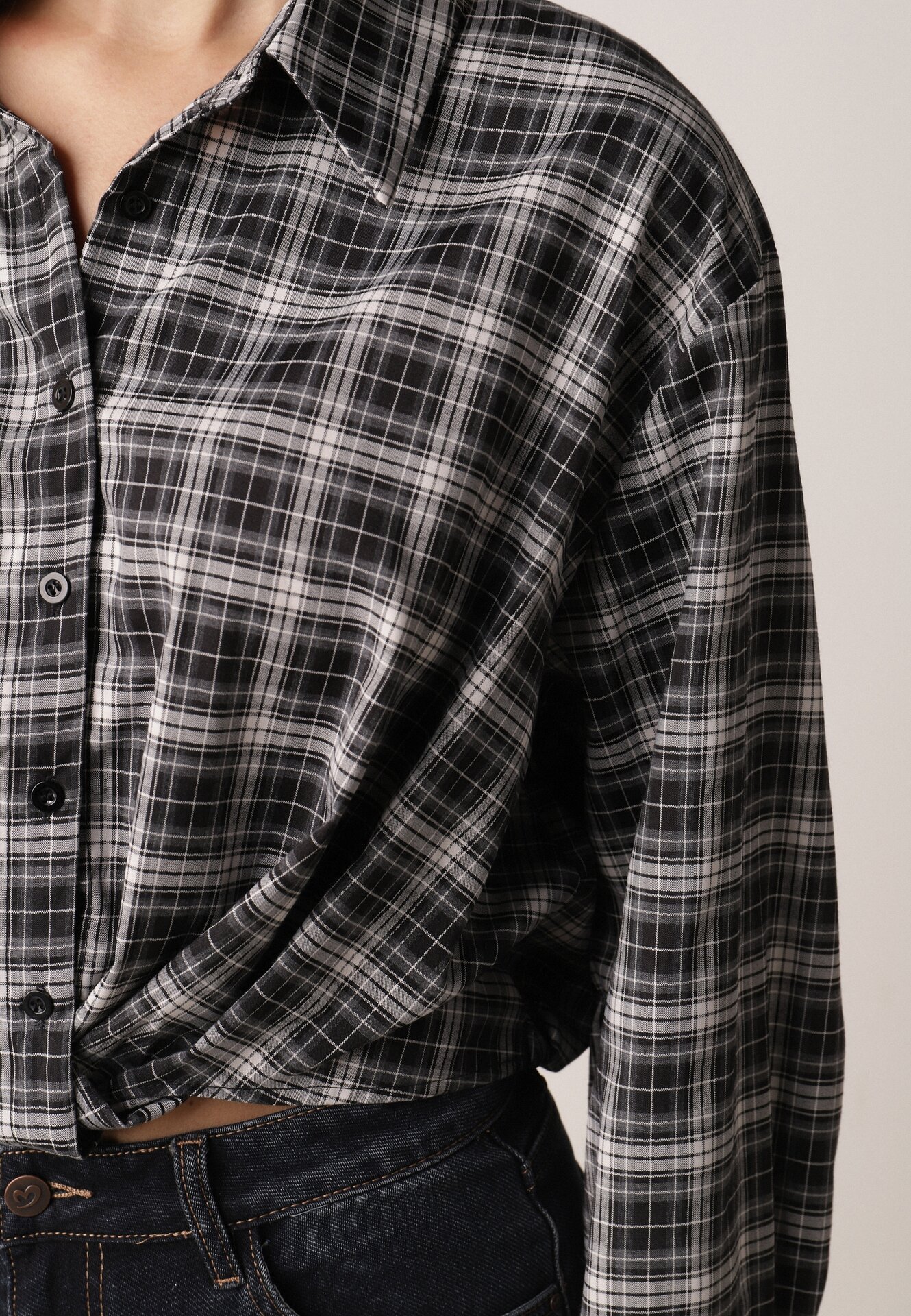 Czarna Krótka Bawełniana Koszula w Kratę z Marszczeniem Wenatia