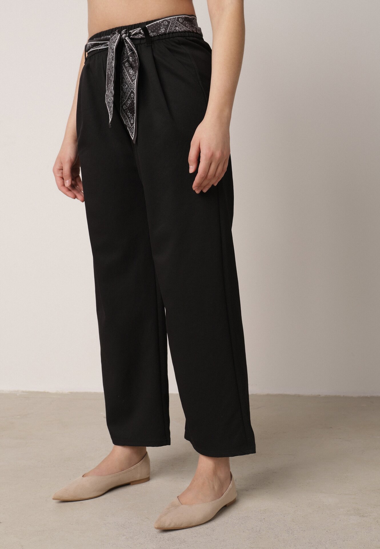 Czarne Eleganckie Spodnie z Bawełny i Wiskozy z Materiałowym Paskiem-Apaszką Vetina