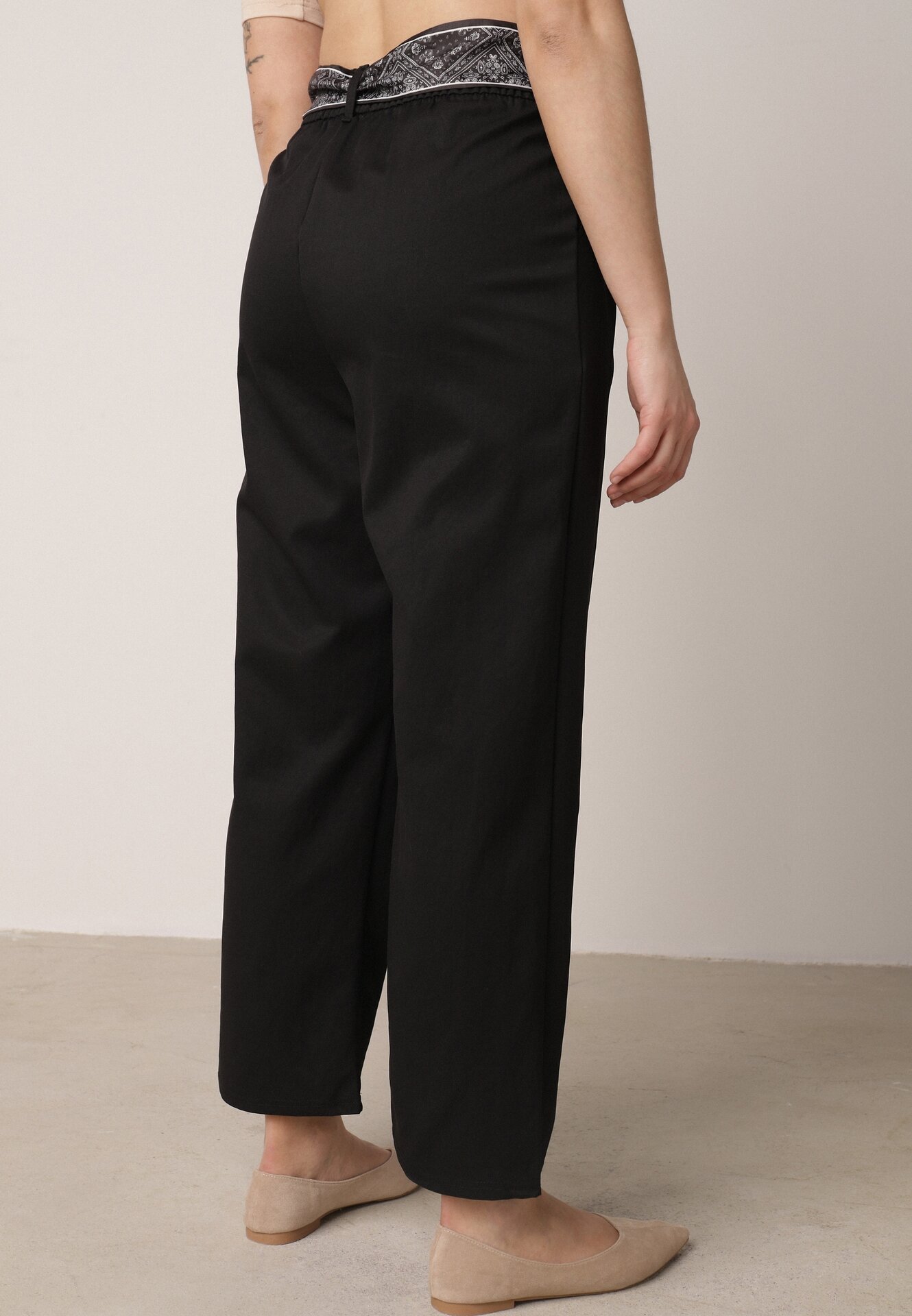 Czarne Eleganckie Spodnie z Bawełny i Wiskozy z Materiałowym Paskiem-Apaszką Vetina