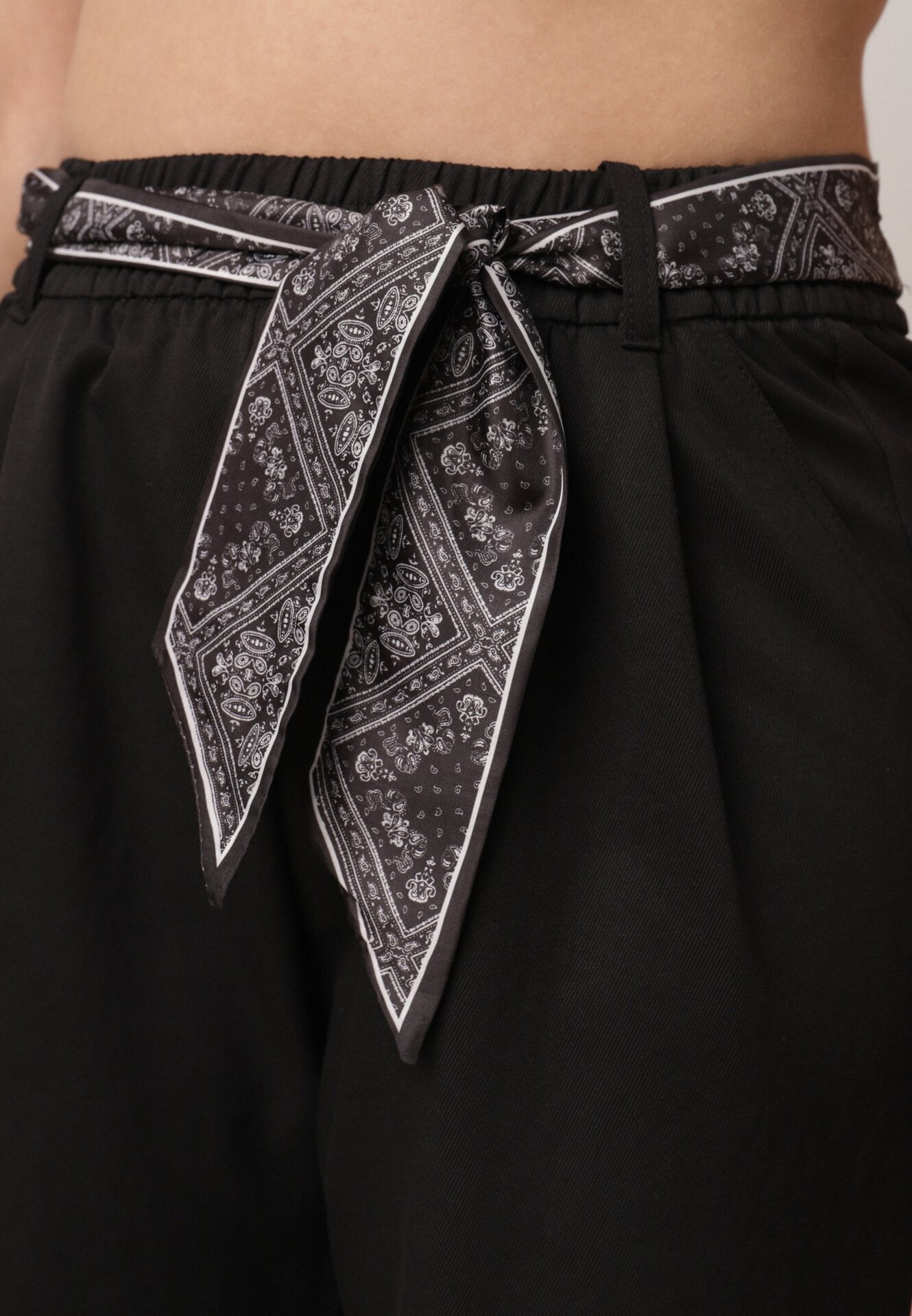 Czarne Eleganckie Spodnie z Bawełny i Wiskozy z Materiałowym Paskiem-Apaszką Vetina