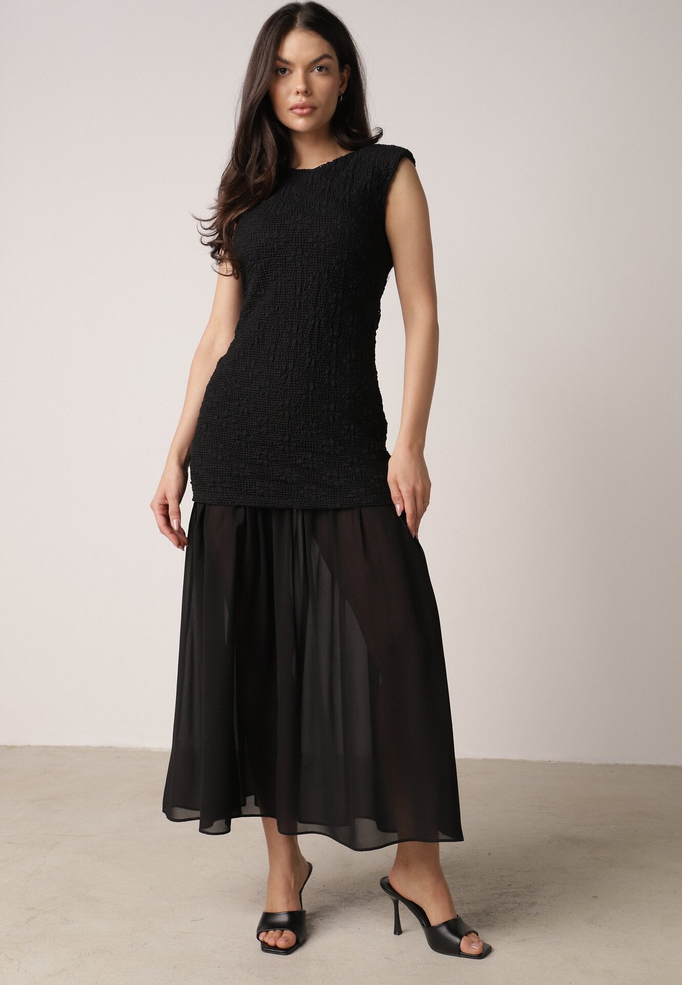 Czarna Sukienka Ażurowa z Usztywnioną Linią Ramion i Przezroczystym Dołem Semiriel