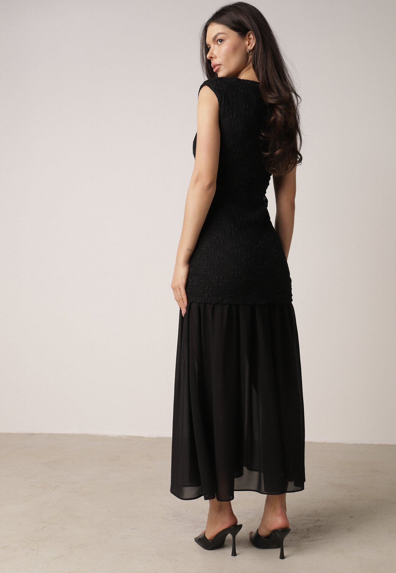 Czarna Sukienka Ażurowa z Usztywnioną Linią Ramion i Przezroczystym Dołem Semiriel