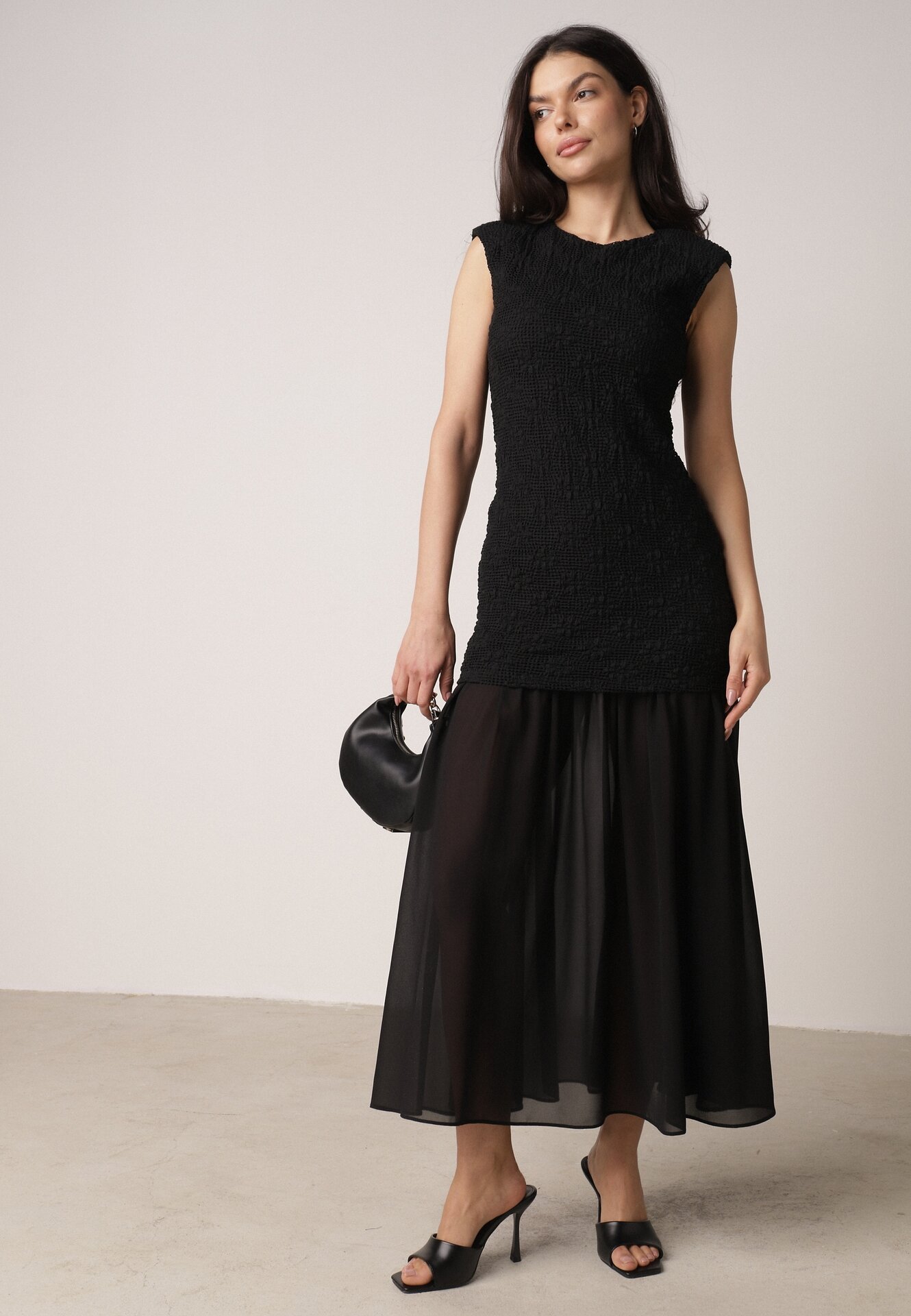 Czarna Sukienka Ażurowa z Usztywnioną Linią Ramion i Przezroczystym Dołem Semiriel