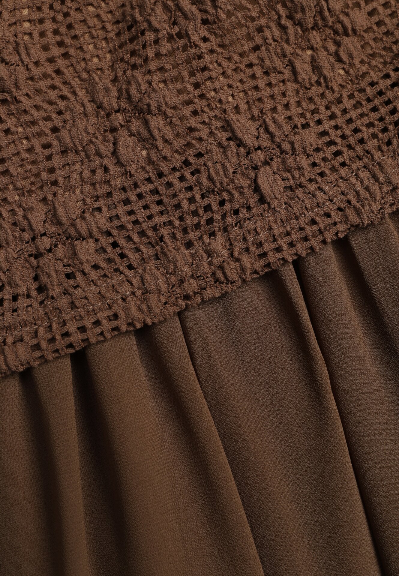 Brązowa Sukienka Ażurowa z Usztywnioną Linią Ramion i Przezroczystym Dołem Semiriel