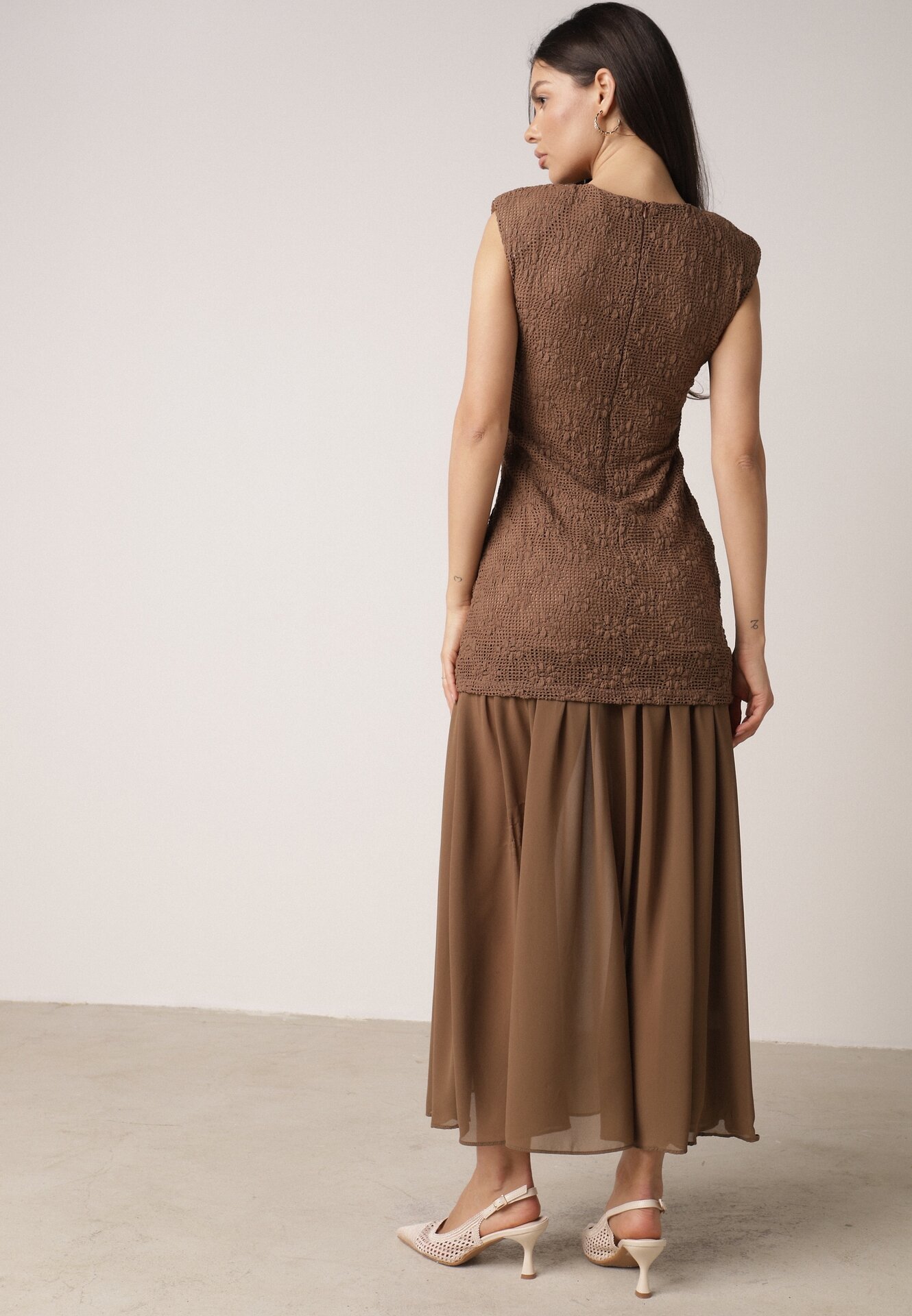 Brązowa Sukienka Ażurowa z Usztywnioną Linią Ramion i Przezroczystym Dołem Semiriel