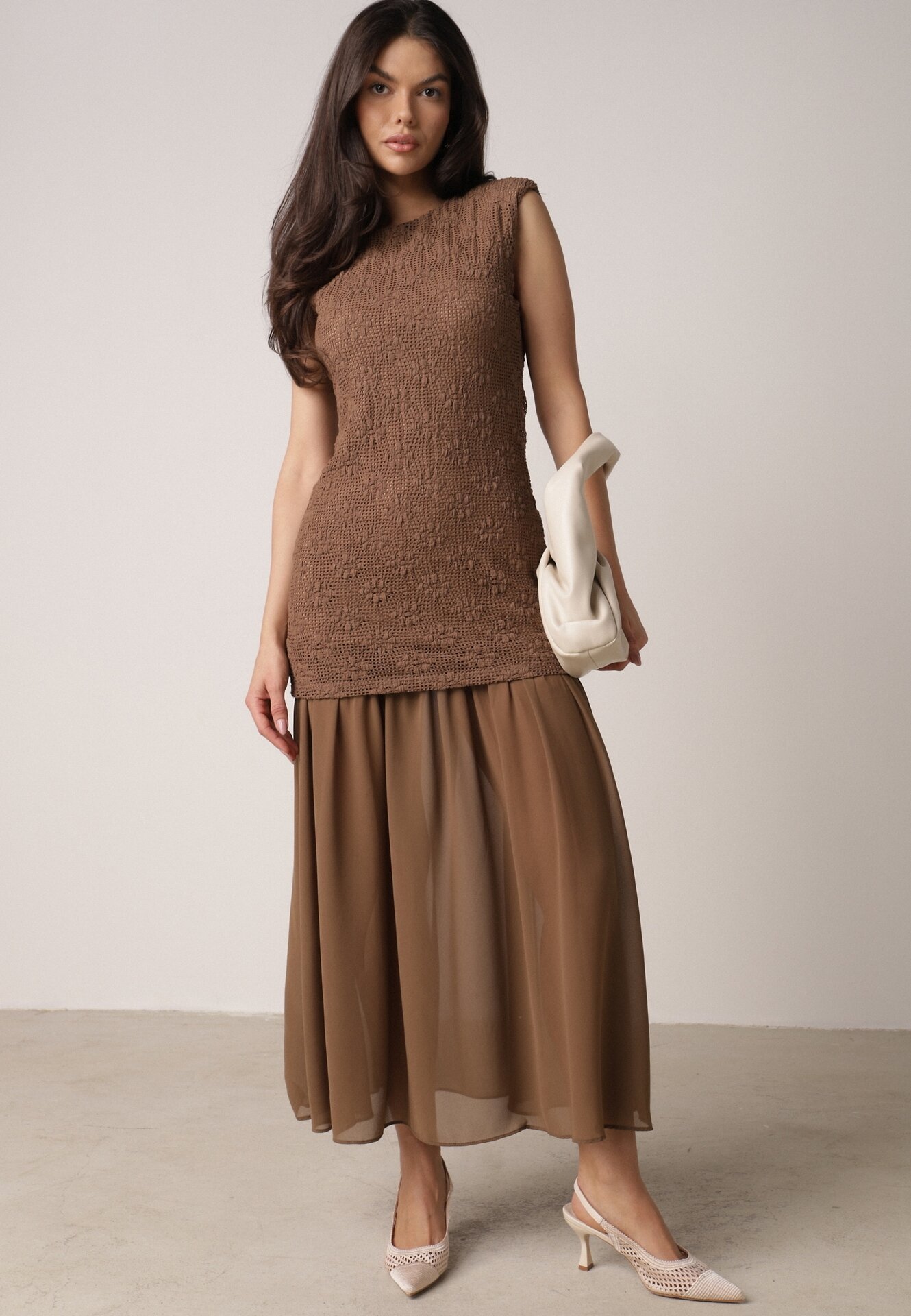 Brązowa Sukienka Ażurowa z Usztywnioną Linią Ramion i Przezroczystym Dołem Semiriel