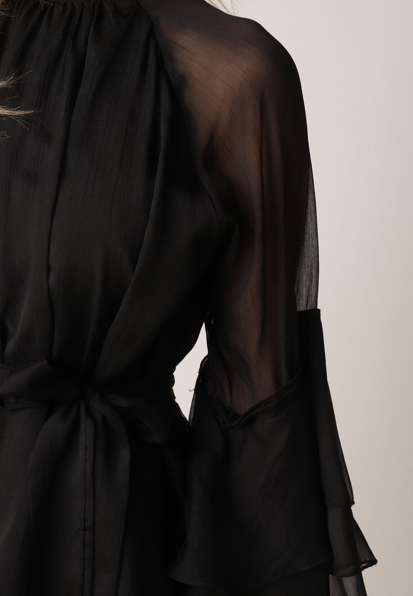 Czarna Sukienka z Eterycznymi Falbanami i Wiązanym Paskiem Rivaniah