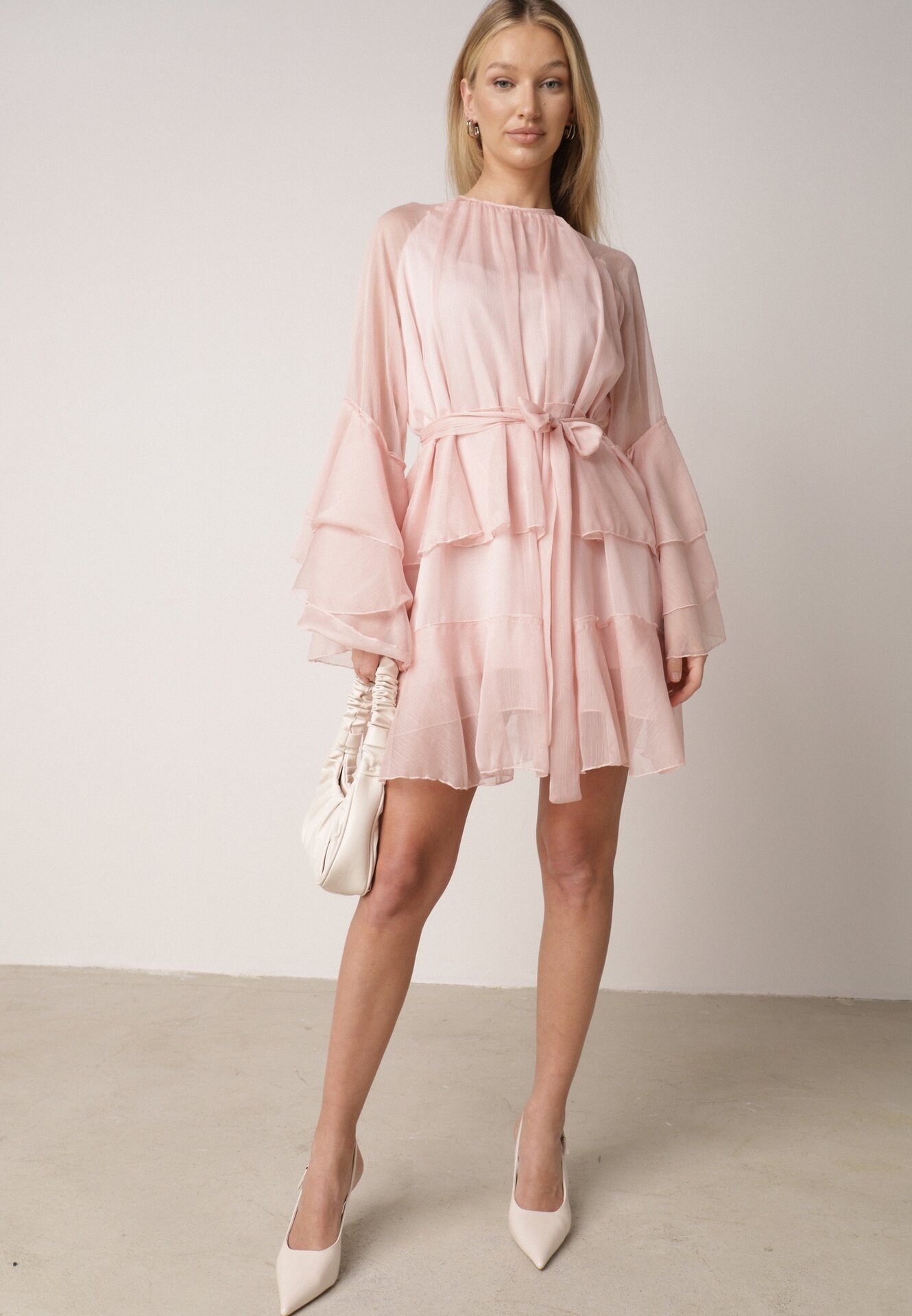 Różowa Sukienka z Eterycznymi Falbanami i Wiązanym Paskiem Rivaniah