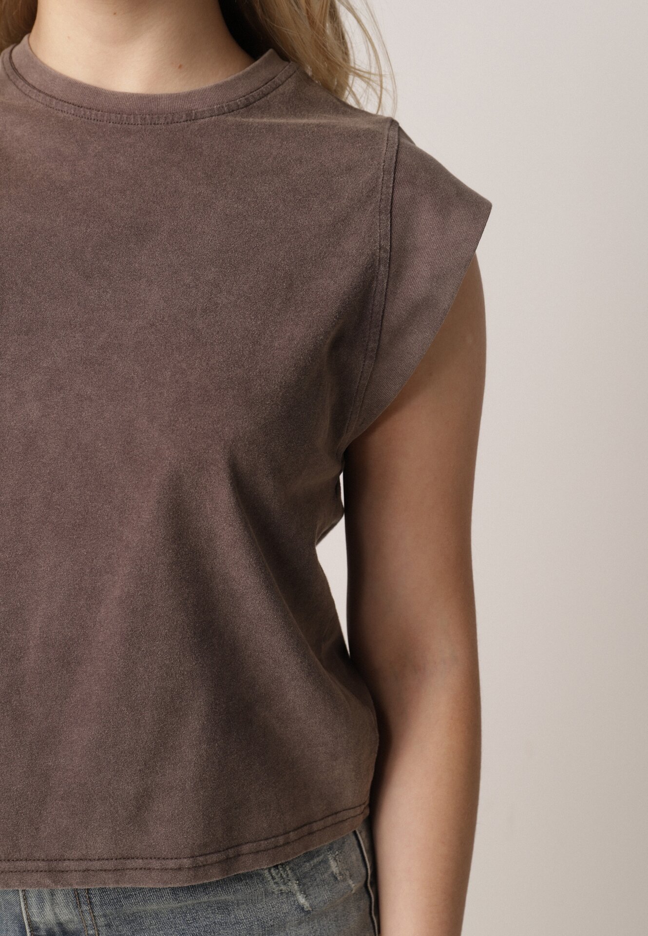 Brązowy Bawełniany Top z Efektem Sprania Belatia