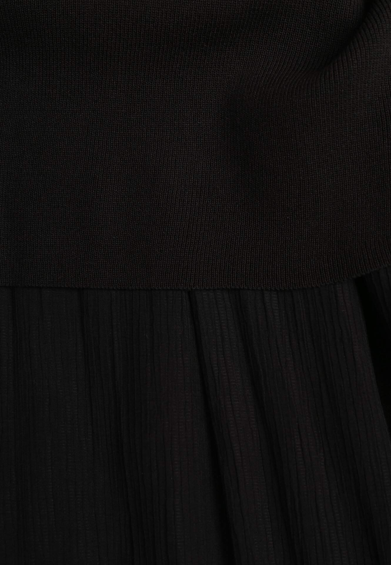 Czarna Dwuwarstwowa Sukienka Dzianinowa z Wiskozą i Paskiem z Klamrą Arkesia