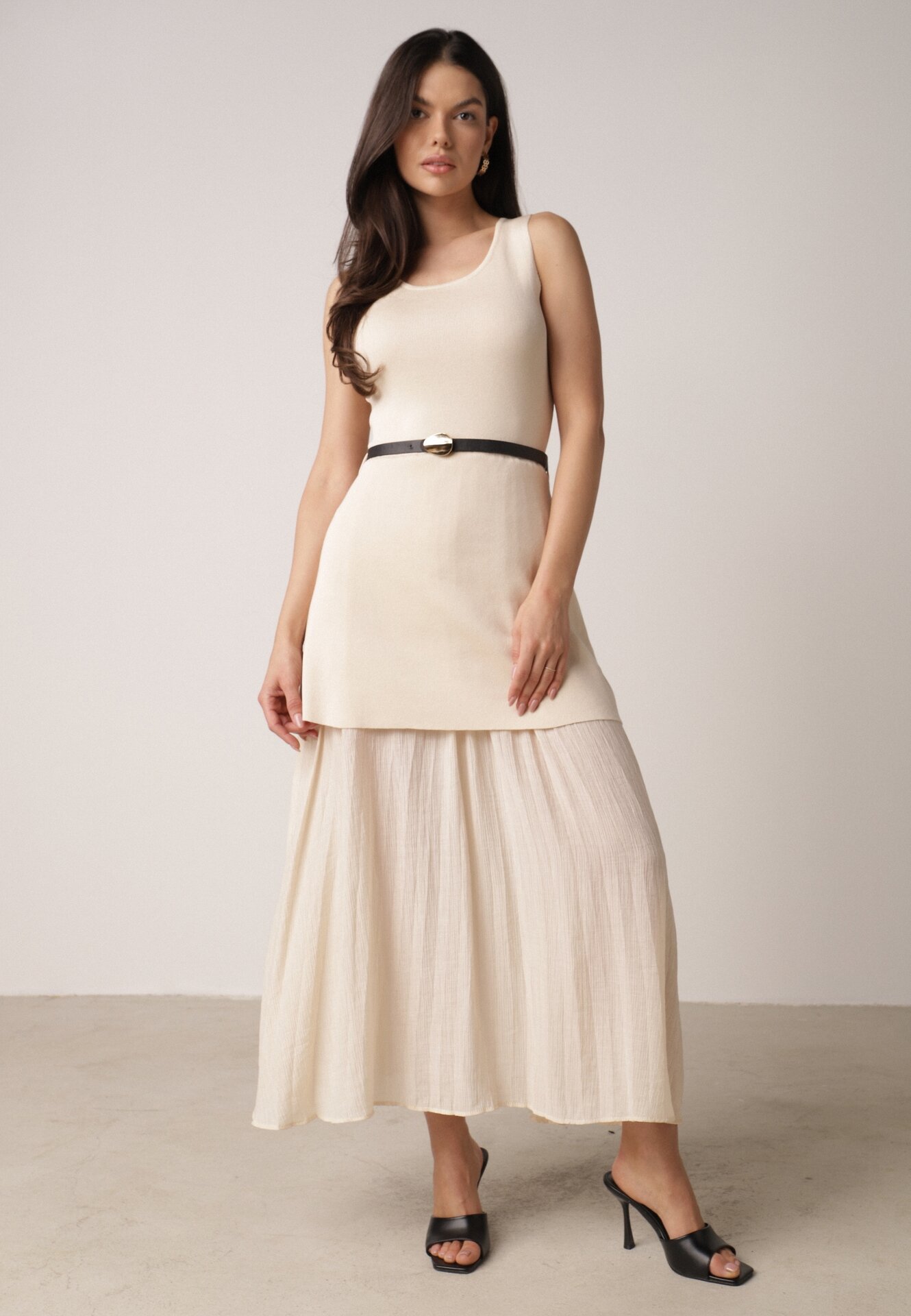 Beżowa Dwuwarstwowa Sukienka Dzianinowa z Wiskozą i Paskiem z Klamrą Arkesia