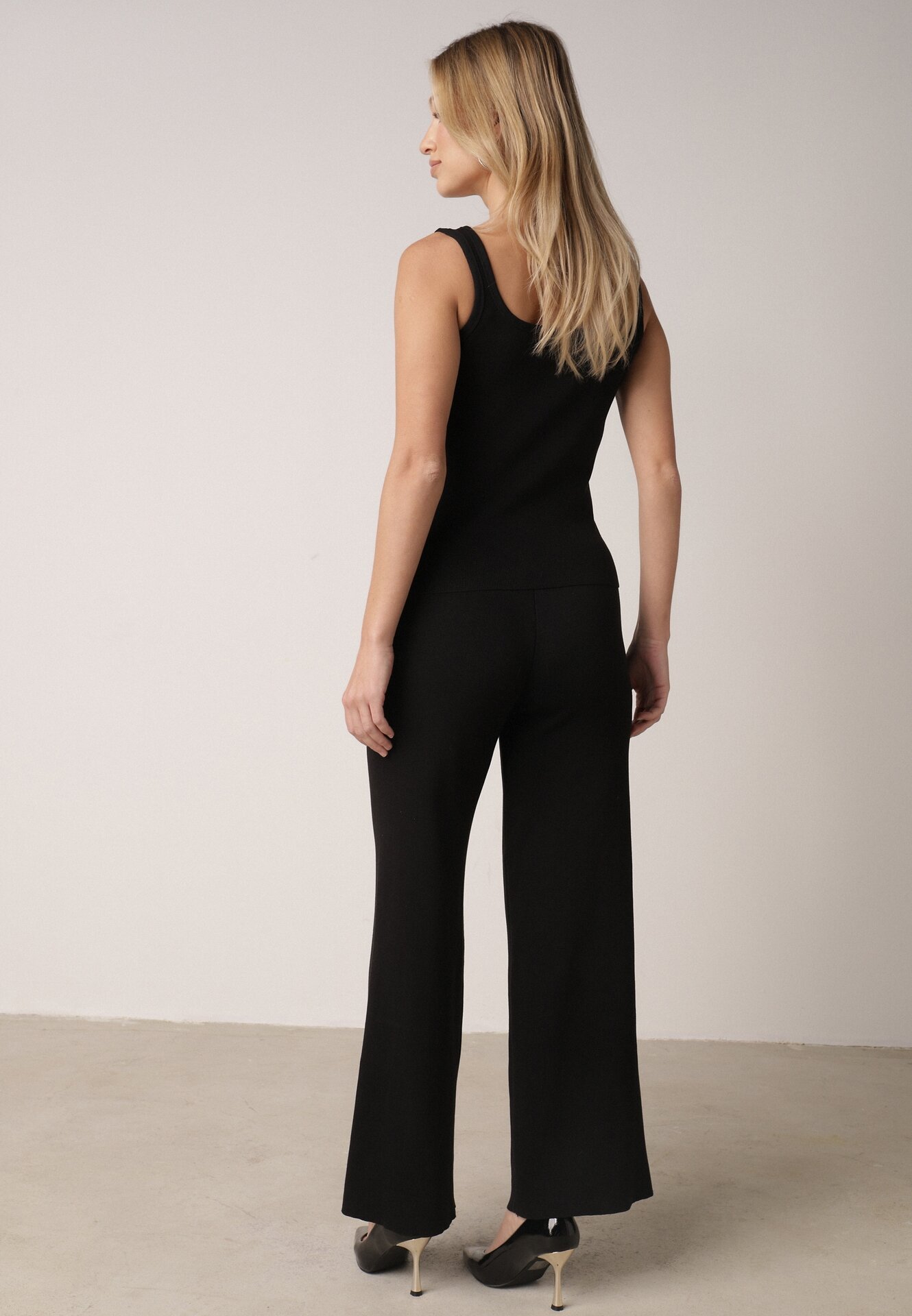 Czarny Dzianinowy Komplet z Wiskozą Spodnie i Bluzka na Ramiączkach Merissani