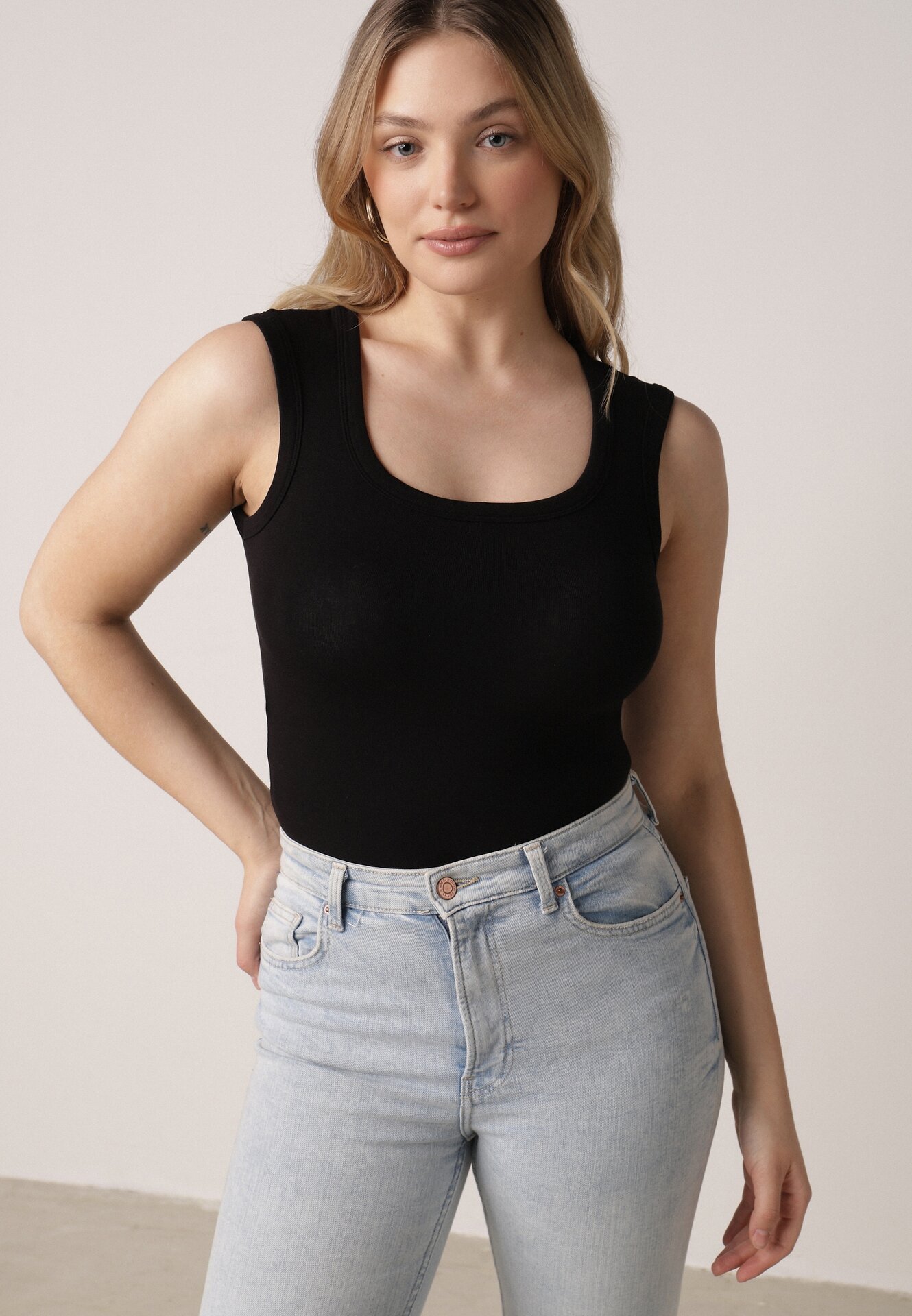 Czarny Dopasowany Top Bez Rękawów z Wiskozy z Kwadratowym Dekoltem Madu