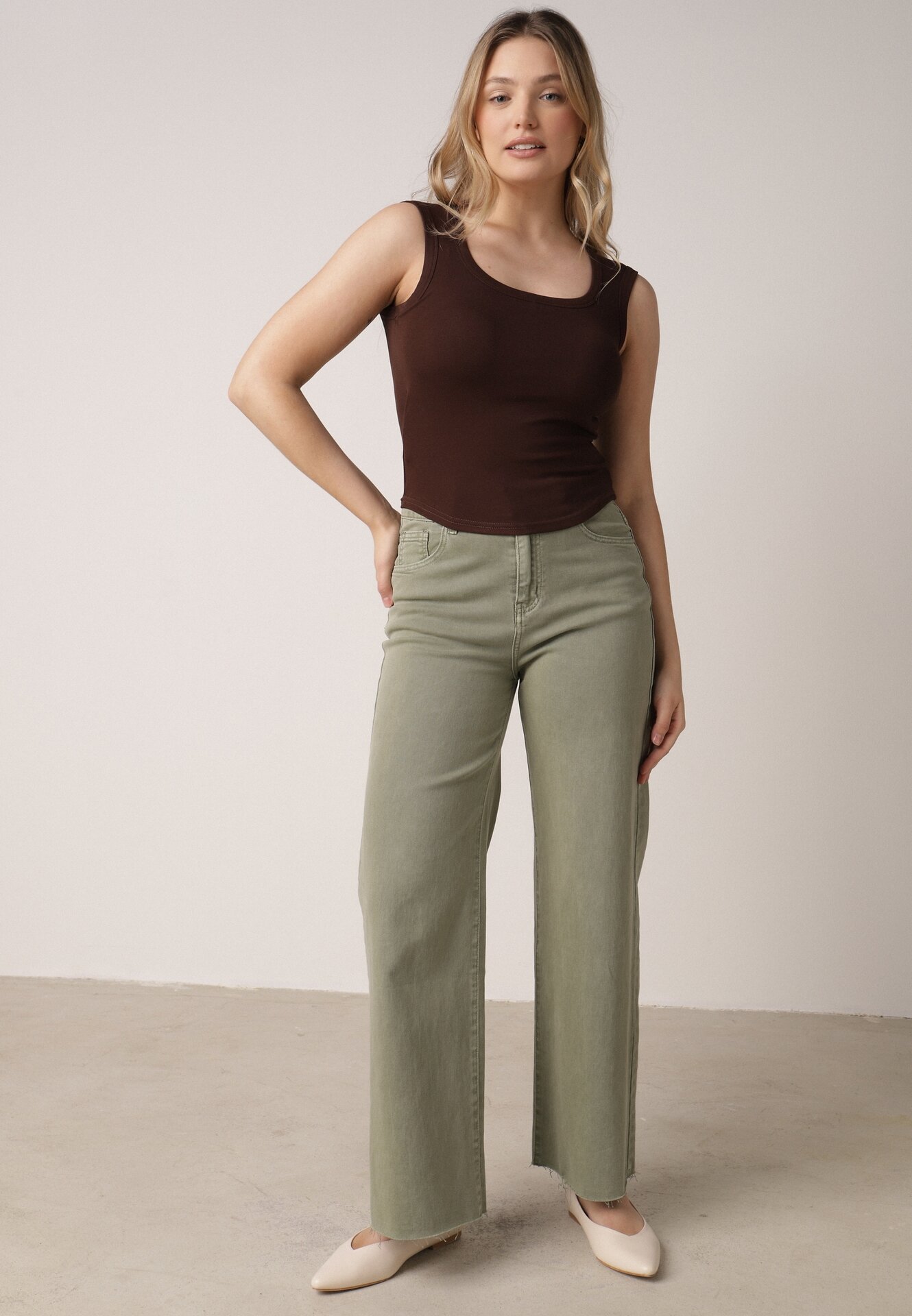 Brązowy Dopasowany Top Bez Rękawów z Wiskozy z Kwadratowym Dekoltem Madu