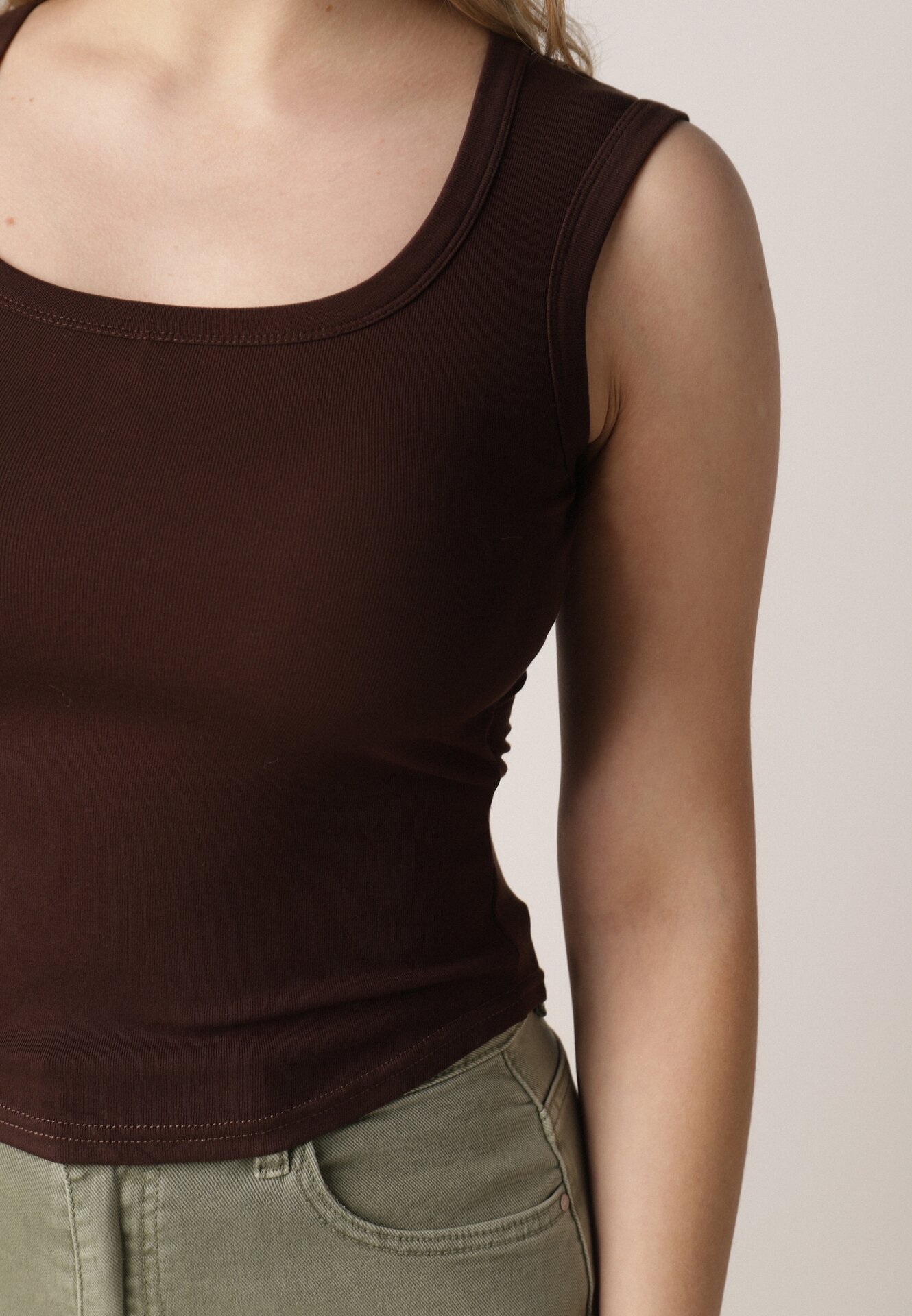 Brązowy Dopasowany Top Bez Rękawów z Wiskozy z Kwadratowym Dekoltem Madu