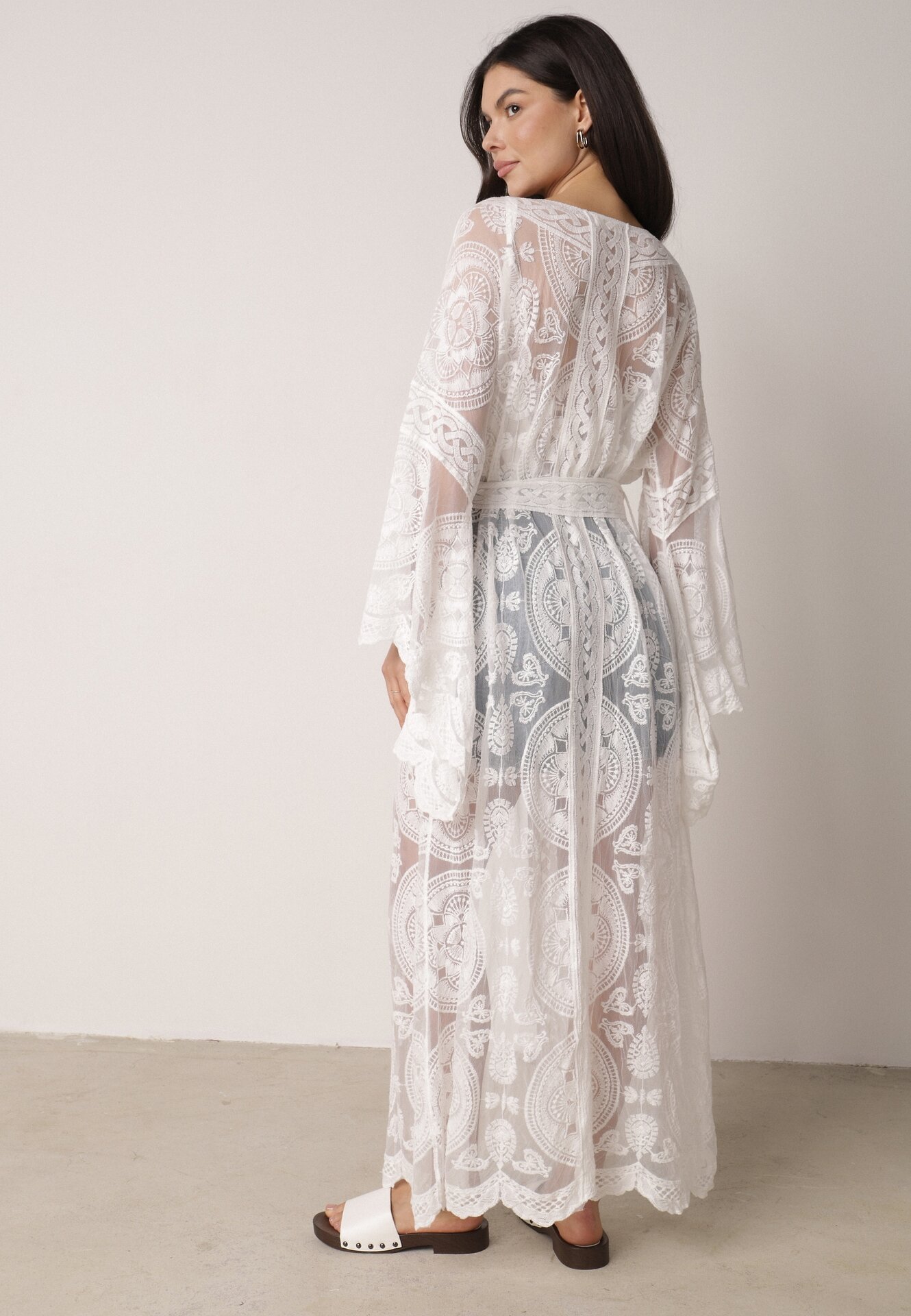 Biały Kardigan Ażurowa Narzutka z Materiałowym Paskiem Arisstea